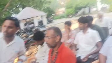 सावन और कांवड़ यात्रा को लेकर हथगाम थाने में पीस कमेटी की बैठक
प्रशासन ने शांति, सौहार्द और कानून व्यवस्था बनाए रखने की अपील की
जनप्रतिनिधियों एवं गणमान्य नागरिकों ने पर्व को शांतिपूर्ण ढंग से मनाने का लिया संकल्प
✒️रिपोर्ट:- मुन्ना यादव के साथ नाजिया परवीन
फतेहपुर (उत्तर प्रदेश)। आगामी सावन माह और कांवड़ यात्रा को शांतिपूर्ण, सुरक्षित एवं सौहार्दपूर्ण वातावरण में संपन्न कराने के उद्देश्य से थाना हथगाम परिसर में पीस कमेटी की बैठक आयोजित की गई। बैठक में पुलिस प्रशासन ने क्षेत्र के जनप्रतिनिधियों, सामाजिक कार्यकर्ताओं और गणमान्य नागरिकों के साथ कानून-व्यवस्था, सुरक्षा व्यवस्था तथा आपसी भाईचारे को लेकर विस्तृत चर्चा की।
फतेहपुर। थाना हथगाम परिसर में आयोजित पीस कमेटी की बैठक में आगामी सावन माह, कांवड़ यात्रा एवं अन्य धार्मिक आयोजनों को लेकर आवश्यक तैयारियों की समीक्षा की गई। पुलिस प्रशासन ने उपस्थित लोगों से पर्व को शांति, सौहार्द और आपसी सहयोग के साथ मनाने की अपील की।
बैठक में कानून व्यवस्था बनाए रखने, अफवाहों से बचने, सोशल मीडिया पर भ्रामक संदेश साझा न करने तथा किसी भी संदिग्ध गतिविधि की तत्काल पुलिस को सूचना देने पर विशेष जोर दिया गया। प्रशासन ने स्पष्ट किया कि धार्मिक आयोजनों के दौरान शासन द्वारा जारी दिशा-निर्देशों का पालन सभी के लिए अनिवार्य होगा।
बैठक में देव सरण द्विवेदी, मंडल अध्यक्ष गनेसी लाल साहू, विनीत तिवारी, पंकज द्विवेदी सहित क्षेत्र के अनेक गणमान्य नागरिक उपस्थित रहे। सभी ने प्रशासन को पूर्ण सहयोग का भरोसा दिलाते हुए क्षेत्र में शांति और भाईचारे का वातावरण बनाए रखने का संकल्प लिया।
त्योहार और धार्मिक आयोजन सामाजिक एकता और सांस्कृतिक समरसता के प्रतीक होते हैं। ऐसे अवसरों पर प्रशासन और आमजन के बीच समन्वय तथा आपसी सहयोग ही शांतिपूर्ण आयोजन की सबसे बड़ी कुंजी है।
🟥 ND NEWS | दैनिक निष्पक्ष धारा की अपील
एनडी न्यूज़ एवं दैनिक निष्पक्ष धारा सभी नागरिकों से अपील करता है कि सावन और कांवड़ यात्रा के दौरान कानून का पालन करें, प्रशासन का सहयोग करें तथा किसी भी प्रकार की अफवाह या भ्रामक सूचना पर विश्वास न करें। धार्मिक आयोजनों को आपसी प्रेम, भाईचारे और सामाजिक सद्भाव के साथ संपन्न कराना हम सभी की सामूहिक जिम्मेदारी है।
जनहित में सुझाव
प्रशासन द्वारा निर्धारित यातायात एवं सुरक्षा निर्देशों का पालन करें।
डीजे, ध्वनि विस्तारक यंत्र एवं जुलूस से संबंधित शासन की गाइडलाइन का पालन करें।
किसी भी संदिग्ध गतिविधि की सूचना तत्काल पुलिस को दें।
सोशल मीडिया पर केवल सत्यापित जानकारी ही साझा करें।
धार्मिक आयोजनों में आपसी सम्मान और सौहार्द बनाए रखें।
👇👇👇
#NDNews #दैनिकनिष्पक्षधारा #Fatehpur #Hathgam #PeaceCommittee #KanwarYatra #Sawan2026 #UPPolice #LawAndOrder #CommunalHarmony #BreakingNews #FatehpurNews #PublicSafety #FestivalSecurity
👇👇
@dgpup
@RSSorg
@UPGovt
@wpl1090
@RSSgeet
@Uppolice
@MIB_India
@PMOIndia
@HMOIndia
@abmanglik
@VHPDigital
@igrangealld
@myogioffice
@InfoDeptUP
@dmfatehpur
@sdmsadarftp
@CMOfficeUP
@CMOUP_RC
@UPPRD1948
@ChiefSecyUP
@ChiefSecyUP
@MahantYogiG
@FatehpurSdm
@fatehpurpolice
@BajrangDalOrg
@rashtrapatibhvn
@UPMahilaKalyan
@112UttarPradesh
@myogiadityanath
@CommissionerPrg
@ADGZonPrayagraj
👇👇👇
🟥 ND NEWS | दैनिक निष्पक्ष धारा
मुख्य संपादक / संस्थापक: राजन सिंह हाड़ा
सह-संपादक: शालिनी सिंह भदौरिया
✒️ रिपोर्ट: सहयोगी शिवा गुप्ता के साथ जिला ब्यूरो अजय श्रीवास्तव
📍 कार्यालय-3: U158, हीरा स्वीट्स के पास, विकास मार्ग, लक्ष्मी नगर, पूर्वी दिल्ली, पिन कोड – 110092 (NCR)
📍 कार्यालय-2: विधानसभा रोड, बर्लिंगटन चौराहा, लखनऊ – 226001 (UP)
📍 कार्यालय-1: 1/1 अटल बिहारी चौराहा, नियर बर्मा चौराहा, फतेहपुर – 212601 (UP)
📅 दिनांक: 27 जुलाई 2026
📆 दिन: सोमवार
📧 Email: ndnewschannel@gmail.com
📞 मोबाइल: 9696119696