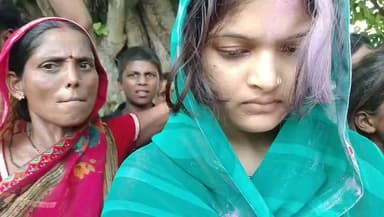 समस्तीपुर में पति ने पत्नी को कथित प्रेमी के साथ पकड़ा, फिर दोनों का कराया विवाह
घटना का वीडियो सोशल मीडिया पर वायरल, इलाके में चर्चा का विषय बना मामला
पुलिस जांच और स्थानीय परिस्थितियों को लेकर आधिकारिक जानकारी का इंतजार
✒️रिपोर्ट यूपी हेड नागेंद्र पांडये
समस्तीपुर (बिहार)। बिहार के समस्तीपुर जिले से एक हैरान करने वाला मामला सामने आया है। सोशल मीडिया पर वायरल हो रहे वीडियो के अनुसार, एक व्यक्ति ने अपनी पत्नी को कथित प्रेमी के साथ आपत्तिजनक स्थिति में पकड़ने के बाद दोनों का विवाह करा दिया। घटना का वीडियो सोशल मीडिया पर तेजी से साझा किया जा रहा है। हालांकि, वायरल वीडियो और उससे जुड़े सभी दावों की स्वतंत्र आधिकारिक पुष्टि अभी नहीं हुई है।
समस्तीपुर। बिहार के समस्तीपुर जिले का एक वीडियो सोशल मीडिया पर चर्चा का विषय बना हुआ है। वायरल वीडियो के साथ किए जा रहे दावों के मुताबिक, एक पति ने अपनी पत्नी को उसके कथित प्रेमी के साथ घर में पकड़ लिया। इसके बाद परिजनों और स्थानीय लोगों की मौजूदगी में दोनों का विवाह करा दिया गया।
बताया जा रहा है कि घटना के दौरान बड़ी संख्या में लोग मौके पर एकत्र हो गए और पूरे घटनाक्रम का वीडियो बना लिया, जो अब विभिन्न सोशल मीडिया प्लेटफॉर्म पर तेजी से वायरल हो रहा है।
हालांकि, घटना किन परिस्थितियों में हुई, विवाह किसकी सहमति से कराया गया और इस मामले में पुलिस या प्रशासन की ओर से क्या कार्रवाई की गई है, इसे लेकर अभी तक कोई आधिकारिक पुष्टि सामने नहीं आई है।
सोशल मीडिया पर वायरल हो रहे वीडियो को लेकर लोग अलग-अलग प्रतिक्रियाएं दे रहे हैं। ऐसे मामलों में तथ्यों की पुष्टि होने तक किसी निष्कर्ष पर पहुंचना उचित नहीं माना जा सकता।
> महत्वपूर्ण नोट: यह समाचार सोशल मीडिया पर वायरल वीडियो और उससे जुड़े दावों के आधार पर तैयार किया गया है। वीडियो की स्वतंत्र पुष्टि तथा संबंधित प्रशासन की आधिकारिक प्रतिक्रिया प्राप्त होना शेष है।
पारिवारिक विवादों से जुड़े मामलों में कानूनी प्रक्रिया और सभी पक्षों की सहमति महत्वपूर्ण होती है। वायरल वीडियो के आधार पर किसी भी निष्कर्ष पर पहुंचने से पहले आधिकारिक जांच और संबंधित पक्षों के बयान सामने आना आवश्यक है।
🟥 ND NEWS | दैनिक निष्पक्ष धारा की अपील
एनडी न्यूज़ एवं दैनिक निष्पक्ष धारा नागरिकों से अपील करता है कि पारिवारिक विवादों का समाधान कानून और संवाद के माध्यम से करें। किसी भी वायरल वीडियो पर बिना आधिकारिक पुष्टि के विश्वास न करें और न ही भ्रामक जानकारी साझा करें। प्रशासन से अपेक्षा है कि ऐसे मामलों की निष्पक्ष जांच कर सत्य तथ्यों को सार्वजनिक करे।
जनहित में सुझाव
पारिवारिक विवादों का समाधान कानूनी और शांतिपूर्ण तरीके से करें।
वायरल वीडियो की सत्यता जांचे बिना उसे साझा न करें।
किसी भी विवाद की स्थिति में पुलिस या संबंधित प्रशासन से संपर्क करें।
सोशल मीडिया पर अफवाह फैलाने से बचें।
सभी पक्षों के अधिकारों और गरिमा का सम्मान करें।
👇👇
#NDNews #दैनिकनिष्पक्षधारा #Samastipur #Bihar #BreakingNews #ViralVideo #FamilyDispute #SocialMedia #BiharNews #TrendingNews #PoliceInvestigation #FactCheck #PublicAwareness
👇👇
@bihar_police
@Samastipur_Pol
@IPRD_Bihar
@BiharGovt
@NitishKumar
@mygovindia
@PIB_India
@MIB_India
👇👇
🟥 ND NEWS | दैनिक निष्पक्ष धारा
मुख्य संपादक / संस्थापक: राजन सिंह हाड़ा
सह-संपादक: शालिनी सिंह भदौरिया
✒️ रिपोर्ट: सहयोगी शिवा गुप्ता के साथ जिला ब्यूरो अजय श्रीवास्तव
📍 कार्यालय-3: U158, हीरा स्वीट्स के पास, विकास मार्ग, लक्ष्मी नगर, पूर्वी दिल्ली, पिन कोड – 110092 (NCR)
📍 कार्यालय-2: विधानसभा रोड, बर्लिंगटन चौराहा, लखनऊ – 226001 (UP)
📍 कार्यालय-1: 1/1 अटल बिहारी चौराहा, नियर बर्मा चौराहा, फतेहपुर – 212601 (UP)
📅 दिनांक: 27 जुलाई 2026
📆 दिन: सोमवार
📧 Email: ndnewschannel@gmail.com
📞 मोबाइल: 9696119696