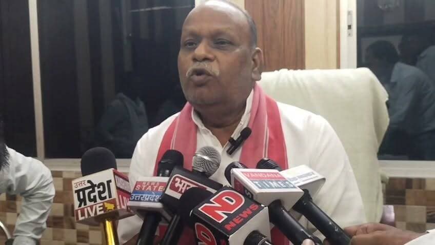 मुख्यमंत्री के बयान पर सपा विधायक का पलटवार,फतेहपुर की सियासत गरमाई
'क्या विकास केवल बीजेपी विधायक वाले क्षेत्रों में होता है?'—सपा विधायक चंद्र प्रकाश लोधी का सवाल
मुख्यमंत्री के मंचीय बयान पर विपक्ष का हमला,विकास कार्यों की सूची गिनाकर किया जवाब
✒️रिपोर्ट अंकित मिश्रा के साथ अजय श्रीवास्तव
फतेहपुर (उत्तर प्रदेश)।मुख्यमंत्री योगी आदित्यनाथ के फतेहपुर दौरे के दौरान दिए गए एक राजनीतिक बयान पर अब जिले की राजनीति गर्मा गई है।मुख्यमंत्री ने जनसभा में कहा था कि यदि सदर विधानसभा सीट से भारतीय जनता पार्टी के प्रत्याशी विक्रम सिंह चुनाव जीतते तो क्षेत्र में और अधिक विकास होता।इस बयान पर समाजवादी पार्टी के सदर विधायक चंद्र प्रकाश लोधी ने कड़ी प्रतिक्रिया देते हुए इसे दुर्भाग्यपूर्ण बताया है।विधायक ने आरोप लगाया कि इस प्रकार का बयान लोकतांत्रिक व्यवस्था की भावना के विपरीत है और इससे विपक्षी दलों के जनप्रतिनिधियों के साथ भेदभाव का संदेश जाता है।
मुख्यमंत्री योगी आदित्यनाथ के फतेहपुर दौरे के बाद जिले में राजनीतिक बयानबाजी तेज हो गई है।मुख्यमंत्री ने अपने संबोधन के दौरान कहा था कि यदि सदर विधानसभा क्षेत्र से भाजपा प्रत्याशी विक्रम सिंह चुनाव जीतते तो क्षेत्र में विकास की गति और तेज होती।मुख्यमंत्री के इस बयान पर समाजवादी पार्टी के सदर विधायक चंद्र प्रकाश लोधी ने खुलकर प्रतिक्रिया दी है।
सपा विधायक चंद्र प्रकाश लोधी ने कहा कि मुख्यमंत्री का सार्वजनिक मंच से ऐसा बयान देना दुर्भाग्यपूर्ण है।उनका कहना है कि प्रदेश के मुख्यमंत्री पूरे राज्य के नेता होते हैं और उनकी दृष्टि में सभी निर्वाचित विधायक समान होने चाहिए, चाहे वे किसी भी राजनीतिक दल से जुड़े हों।
विधायक ने दावा किया कि उनके कार्यकाल में सदर विधानसभा क्षेत्र में कई महत्वपूर्ण विकास कार्य कराए गए हैं।उन्होंने बताया कि सिद्ध पीठ ताम्बेश्वर मंदिर एवं कालिकन मंदिर के प्रवेश द्वारों का सुंदरीकरण,डाक बंगले के सामने प्रतीक्षालय का निर्माण,विभिन्न ब्लॉकों एवं नगर क्षेत्र की सड़कों का निर्माण और मरम्मत,रामगंज पक्का तालाब का सुंदरीकरण,अंबापुर-हथगांव मार्ग के चौड़ीकरण तथा 50नंबर ओवरब्रिज मार्ग के डामरीकरण सहित अनेक विकास परियोजनाओं के लिए शासन से धनराशि स्वीकृत कराई गई है।
उन्होंने आरोप लगाया कि मुख्यमंत्री के बयान से यह संदेश जाता है कि भारतीय जनता पार्टी के अलावा अन्य दलों के विधायकों के साथ समान व्यवहार नहीं किया जाता।उन्होंने कहा कि लोकतांत्रिक व्यवस्था में विकास कार्य किसी राजनीतिक दल के आधार पर नहीं बल्कि जनता के हित और आवश्यकता के अनुसार होने चाहिए।
मुख्यमंत्री के बयान और सपा विधायक की प्रतिक्रिया के बाद जिले की राजनीतिक गतिविधियां एक बार फिर चर्चा का विषय बन गई हैं।हालांकि इस मामले में भाजपा की ओर से विधायक के आरोपों पर कोई विस्तृत आधिकारिक प्रतिक्रिया सामने नहीं आई है।
> स्पष्टीकरण:यह समाचार मुख्यमंत्री योगी आदित्यनाथ के सार्वजनिक भाषण तथा समाजवादी पार्टी विधायक चंद्र प्रकाश लोधी द्वारा दिए गए सार्वजनिक बयान पर आधारित है।दोनों पक्षों के दावों को यथावत प्रस्तुत किया गया है।
लोकतांत्रिक व्यवस्था में राजनीतिक मतभेद स्वाभाविक हैं,लेकिन विकास को लेकर दिए गए सार्वजनिक बयान अक्सर व्यापक राजनीतिक बहस का कारण बनते हैं।अब यह देखना होगा कि इस मुद्दे पर आगे सत्ता पक्ष और विपक्ष की ओर से क्या प्रतिक्रिया सामने आती है तथा इसका स्थानीय राजनीति पर क्या प्रभाव पड़ता है।
🟥एनडी न्यूज़ का मानना है कि लोकतंत्र में विकास कार्य किसी दल विशेष तक सीमित नहीं होने चाहिए।जनता द्वारा चुने गए प्रत्येक जनप्रतिनिधि को समान अवसर और सम्मान मिलना चाहिए।राजनीतिक मतभेद अपनी जगह हैं,लेकिन जनहित,विकास और सुशासन सर्वोच्च प्राथमिकता होनी चाहिए।सभी दलों और जनप्रतिनिधियों से अपेक्षा है कि वे आरोप-प्रत्यारोप से आगे बढ़कर जनता के हित में सकारात्मक संवाद और विकास कार्यों को प्राथमिकता दें।
👇👇
#Fatehpur #ChandraPrakashLodhi #YogiAdityanath #SP #BJP #PoliticalNews #UPPolitics #Development #PublicStatement #UttarPradesh #CMYogi #FatehpurNews #Politics
👇👇
@dgpup
@RSSorg
@UPGovt
@wpl1090
@RSSgeet
@Uppolice
@MIB_India
@PMOIndia
@HMOIndia
@abmanglik
@VHPDigital
@igrangealld
@myogioffice
@InfoDeptUP
@dmfatehpur
@sdmsadarftp
@CMOfficeUP
@CMOUP_RC
@ChiefSecyUP
@ChiefSecyUP
@MahantYogiG
@FatehpurSdm
@fatehpurpolice
@BajrangDalOrg
@rashtrapatibhvn
@UPMahilaKalyan
@112UttarPradesh
@myogiadityanath
@CommissionerPrg
@ADGZonPrayagraj
👇👇
🟥 ND NEWS | दैनिक निष्पक्ष धारा
मुख्य संपादक/संस्थापक:राजन सिंह हाड़ा
📞 मोबाइल: 9696119696