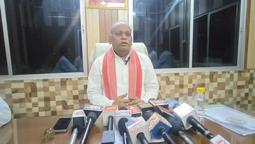मुख्यमंत्री के बयान पर सपा विधायक का पलटवार,फतेहपुर की सियासत गरमाई
'क्या विकास केवल बीजेपी विधायक वाले क्षेत्रों में होता है?'—सपा विधायक चंद्र प्रकाश लोधी का सवाल
मुख्यमंत्री के मंचीय बयान पर विपक्ष का हमला,विकास कार्यों की सूची गिनाकर किया जवाब
✒️रिपोर्ट अंकित मिश्रा के साथ अजय श्रीवास्तव
फतेहपुर (उत्तर प्रदेश)।मुख्यमंत्री योगी आदित्यनाथ के फतेहपुर दौरे के दौरान दिए गए एक राजनीतिक बयान पर अब जिले की राजनीति गर्मा गई है।मुख्यमंत्री ने जनसभा में कहा था कि यदि सदर विधानसभा सीट से भारतीय जनता पार्टी के प्रत्याशी विक्रम सिंह चुनाव जीतते तो क्षेत्र में और अधिक विकास होता।इस बयान पर समाजवादी पार्टी के सदर विधायक चंद्र प्रकाश लोधी ने कड़ी प्रतिक्रिया देते हुए इसे दुर्भाग्यपूर्ण बताया है।विधायक ने आरोप लगाया कि इस प्रकार का बयान लोकतांत्रिक व्यवस्था की भावना के विपरीत है और इससे विपक्षी दलों के जनप्रतिनिधियों के साथ भेदभाव का संदेश जाता है।
मुख्यमंत्री योगी आदित्यनाथ के फतेहपुर दौरे के बाद जिले में राजनीतिक बयानबाजी तेज हो गई है।मुख्यमंत्री ने अपने संबोधन के दौरान कहा था कि यदि सदर विधानसभा क्षेत्र से भाजपा प्रत्याशी विक्रम सिंह चुनाव जीतते तो क्षेत्र में विकास की गति और तेज होती।मुख्यमंत्री के इस बयान पर समाजवादी पार्टी के सदर विधायक चंद्र प्रकाश लोधी ने खुलकर प्रतिक्रिया दी है।
सपा विधायक चंद्र प्रकाश लोधी ने कहा कि मुख्यमंत्री का सार्वजनिक मंच से ऐसा बयान देना दुर्भाग्यपूर्ण है।उनका कहना है कि प्रदेश के मुख्यमंत्री पूरे राज्य के नेता होते हैं और उनकी दृष्टि में सभी निर्वाचित विधायक समान होने चाहिए, चाहे वे किसी भी राजनीतिक दल से जुड़े हों।
विधायक ने दावा किया कि उनके कार्यकाल में सदर विधानसभा क्षेत्र में कई महत्वपूर्ण विकास कार्य कराए गए हैं।उन्होंने बताया कि सिद्ध पीठ ताम्बेश्वर मंदिर एवं कालिकन मंदिर के प्रवेश द्वारों का सुंदरीकरण,डाक बंगले के सामने प्रतीक्षालय का निर्माण,विभिन्न ब्लॉकों एवं नगर क्षेत्र की सड़कों का निर्माण और मरम्मत,रामगंज पक्का तालाब का सुंदरीकरण,अंबापुर-हथगांव मार्ग के चौड़ीकरण तथा 50नंबर ओवरब्रिज मार्ग के डामरीकरण सहित अनेक विकास परियोजनाओं के लिए शासन से धनराशि स्वीकृत कराई गई है।
उन्होंने आरोप लगाया कि मुख्यमंत्री के बयान से यह संदेश जाता है कि भारतीय जनता पार्टी के अलावा अन्य दलों के विधायकों के साथ समान व्यवहार नहीं किया जाता।उन्होंने कहा कि लोकतांत्रिक व्यवस्था में विकास कार्य किसी राजनीतिक दल के आधार पर नहीं बल्कि जनता के हित और आवश्यकता के अनुसार होने चाहिए।
मुख्यमंत्री के बयान और सपा विधायक की प्रतिक्रिया के बाद जिले की राजनीतिक गतिविधियां एक बार फिर चर्चा का विषय बन गई हैं।हालांकि इस मामले में भाजपा की ओर से विधायक के आरोपों पर कोई विस्तृत आधिकारिक प्रतिक्रिया सामने नहीं आई है।
> स्पष्टीकरण:यह समाचार मुख्यमंत्री योगी आदित्यनाथ के सार्वजनिक भाषण तथा समाजवादी पार्टी विधायक चंद्र प्रकाश लोधी द्वारा दिए गए सार्वजनिक बयान पर आधारित है।दोनों पक्षों के दावों को यथावत प्रस्तुत किया गया है।
लोकतांत्रिक व्यवस्था में राजनीतिक मतभेद स्वाभाविक हैं,लेकिन विकास को लेकर दिए गए सार्वजनिक बयान अक्सर व्यापक राजनीतिक बहस का कारण बनते हैं।अब यह देखना होगा कि इस मुद्दे पर आगे सत्ता पक्ष और विपक्ष की ओर से क्या प्रतिक्रिया सामने आती है तथा इसका स्थानीय राजनीति पर क्या प्रभाव पड़ता है।
🟥एनडी न्यूज़ का मानना है कि लोकतंत्र में विकास कार्य किसी दल विशेष तक सीमित नहीं होने चाहिए।जनता द्वारा चुने गए प्रत्येक जनप्रतिनिधि को समान अवसर और सम्मान मिलना चाहिए।राजनीतिक मतभेद अपनी जगह हैं,लेकिन जनहित,विकास और सुशासन सर्वोच्च प्राथमिकता होनी चाहिए।सभी दलों और जनप्रतिनिधियों से अपेक्षा है कि वे आरोप-प्रत्यारोप से आगे बढ़कर जनता के हित में सकारात्मक संवाद और विकास कार्यों को प्राथमिकता दें।
👇👇
#Fatehpur #ChandraPrakashLodhi #YogiAdityanath #SP #BJP #PoliticalNews #UPPolitics #Development #PublicStatement #UttarPradesh #CMYogi #FatehpurNews #Politics
👇👇
@dgpup
@RSSorg
@UPGovt
@wpl1090
@RSSgeet
@Uppolice
@MIB_India
@PMOIndia
@HMOIndia
@abmanglik
@VHPDigital
@igrangealld
@myogioffice
@InfoDeptUP
@dmfatehpur
@sdmsadarftp
@CMOfficeUP
@CMOUP_RC
@ChiefSecyUP
@ChiefSecyUP
@MahantYogiG
@FatehpurSdm
@fatehpurpolice
@BajrangDalOrg
@rashtrapatibhvn
@UPMahilaKalyan
@112UttarPradesh
@myogiadityanath
@CommissionerPrg
@ADGZonPrayagraj
👇👇
🟥 ND NEWS | दैनिक निष्पक्ष धारा
मुख्य संपादक/संस्थापक:राजन सिंह हाड़ा
📞 मोबाइल: 9696119696