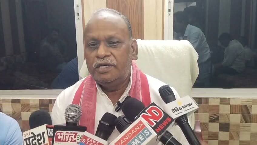 मुख्यमंत्री के बयान पर सपा विधायक का पलटवार,फतेहपुर की सियासत गरमाई
'क्या विकास केवल बीजेपी विधायक वाले क्षेत्रों में होता है?'—सपा विधायक चंद्र प्रकाश लोधी का सवाल
मुख्यमंत्री के मंचीय बयान पर विपक्ष का हमला,विकास कार्यों की सूची गिनाकर किया जवाब
✒️रिपोर्ट अंकित मिश्रा के साथ अजय श्रीवास्तव
फतेहपुर (उत्तर प्रदेश)।मुख्यमंत्री योगी आदित्यनाथ के फतेहपुर दौरे के दौरान दिए गए एक राजनीतिक बयान पर अब जिले की राजनीति गर्मा गई है।मुख्यमंत्री ने जनसभा में कहा था कि यदि सदर विधानसभा सीट से भारतीय जनता पार्टी के प्रत्याशी विक्रम सिंह चुनाव जीतते तो क्षेत्र में और अधिक विकास होता।इस बयान पर समाजवादी पार्टी के सदर विधायक चंद्र प्रकाश लोधी ने कड़ी प्रतिक्रिया देते हुए इसे दुर्भाग्यपूर्ण बताया है।विधायक ने आरोप लगाया कि इस प्रकार का बयान लोकतांत्रिक व्यवस्था की भावना के विपरीत है और इससे विपक्षी दलों के जनप्रतिनिधियों के साथ भेदभाव का संदेश जाता है।
मुख्यमंत्री योगी आदित्यनाथ के फतेहपुर दौरे के बाद जिले में राजनीतिक बयानबाजी तेज हो गई है।मुख्यमंत्री ने अपने संबोधन के दौरान कहा था कि यदि सदर विधानसभा क्षेत्र से भाजपा प्रत्याशी विक्रम सिंह चुनाव जीतते तो क्षेत्र में विकास की गति और तेज होती।मुख्यमंत्री के इस बयान पर समाजवादी पार्टी के सदर विधायक चंद्र प्रकाश लोधी ने खुलकर प्रतिक्रिया दी है।
सपा विधायक चंद्र प्रकाश लोधी ने कहा कि मुख्यमंत्री का सार्वजनिक मंच से ऐसा बयान देना दुर्भाग्यपूर्ण है।उनका कहना है कि प्रदेश के मुख्यमंत्री पूरे राज्य के नेता होते हैं और उनकी दृष्टि में सभी निर्वाचित विधायक समान होने चाहिए, चाहे वे किसी भी राजनीतिक दल से जुड़े हों।
विधायक ने दावा किया कि उनके कार्यकाल में सदर विधानसभा क्षेत्र में कई महत्वपूर्ण विकास कार्य कराए गए हैं।उन्होंने बताया कि सिद्ध पीठ ताम्बेश्वर मंदिर एवं कालिकन मंदिर के प्रवेश द्वारों का सुंदरीकरण,डाक बंगले के सामने प्रतीक्षालय का निर्माण,विभिन्न ब्लॉकों एवं नगर क्षेत्र की सड़कों का निर्माण और मरम्मत,रामगंज पक्का तालाब का सुंदरीकरण,अंबापुर-हथगांव मार्ग के चौड़ीकरण तथा 50नंबर ओवरब्रिज मार्ग के डामरीकरण सहित अनेक विकास परियोजनाओं के लिए शासन से धनराशि स्वीकृत कराई गई है।
उन्होंने आरोप लगाया कि मुख्यमंत्री के बयान से यह संदेश जाता है कि भारतीय जनता पार्टी के अलावा अन्य दलों के विधायकों के साथ समान व्यवहार नहीं किया जाता।उन्होंने कहा कि लोकतांत्रिक व्यवस्था में विकास कार्य किसी राजनीतिक दल के आधार पर नहीं बल्कि जनता के हित और आवश्यकता के अनुसार होने चाहिए।
मुख्यमंत्री के बयान और सपा विधायक की प्रतिक्रिया के बाद जिले की राजनीतिक गतिविधियां एक बार फिर चर्चा का विषय बन गई हैं।हालांकि इस मामले में भाजपा की ओर से विधायक के आरोपों पर कोई विस्तृत आधिकारिक प्रतिक्रिया सामने नहीं आई है।
> स्पष्टीकरण:यह समाचार मुख्यमंत्री योगी आदित्यनाथ के सार्वजनिक भाषण तथा समाजवादी पार्टी विधायक चंद्र प्रकाश लोधी द्वारा दिए गए सार्वजनिक बयान पर आधारित है।दोनों पक्षों के दावों को यथावत प्रस्तुत किया गया है।
लोकतांत्रिक व्यवस्था में राजनीतिक मतभेद स्वाभाविक हैं,लेकिन विकास को लेकर दिए गए सार्वजनिक बयान अक्सर व्यापक राजनीतिक बहस का कारण बनते हैं।अब यह देखना होगा कि इस मुद्दे पर आगे सत्ता पक्ष और विपक्ष की ओर से क्या प्रतिक्रिया सामने आती है तथा इसका स्थानीय राजनीति पर क्या प्रभाव पड़ता है।
🟥एनडी न्यूज़ का मानना है कि लोकतंत्र में विकास कार्य किसी दल विशेष तक सीमित नहीं होने चाहिए।जनता द्वारा चुने गए प्रत्येक जनप्रतिनिधि को समान अवसर और सम्मान मिलना चाहिए।राजनीतिक मतभेद अपनी जगह हैं,लेकिन जनहित,विकास और सुशासन सर्वोच्च प्राथमिकता होनी चाहिए।सभी दलों और जनप्रतिनिधियों से अपेक्षा है कि वे आरोप-प्रत्यारोप से आगे बढ़कर जनता के हित में सकारात्मक संवाद और विकास कार्यों को प्राथमिकता दें।
👇👇
#Fatehpur #ChandraPrakashLodhi #YogiAdityanath #SP #BJP #PoliticalNews #UPPolitics #Development #PublicStatement #UttarPradesh #CMYogi #FatehpurNews #Politics
👇👇
@dgpup
@RSSorg
@UPGovt
@wpl1090
@RSSgeet
@Uppolice
@MIB_India
@PMOIndia
@HMOIndia
@abmanglik
@VHPDigital
@igrangealld
@myogioffice
@InfoDeptUP
@dmfatehpur
@sdmsadarftp
@CMOfficeUP
@CMOUP_RC
@ChiefSecyUP
@ChiefSecyUP
@MahantYogiG
@FatehpurSdm
@fatehpurpolice
@BajrangDalOrg
@rashtrapatibhvn
@UPMahilaKalyan
@112UttarPradesh
@myogiadityanath
@CommissionerPrg
@ADGZonPrayagraj
👇👇
🟥 ND NEWS | दैनिक निष्पक्ष धारा
मुख्य संपादक/संस्थापक:राजन सिंह हाड़ा
📞 मोबाइल: 9696119696