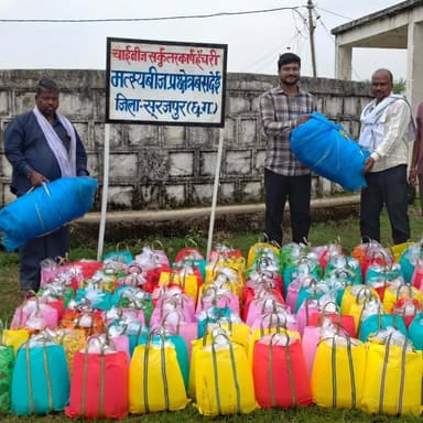 🐟 आदिवासी मत्स्य कृषकों को मिला निःशुल्क मत्स्य बीज एवं नर्सरी जाल
मत्स्य पालन विभाग की स्पॉन संवर्धन योजना के तहत सूरजपुर के मत्स्य बीज प्रक्षेत्र बसदेई में विकासखंड ओड़गी एवं प्रतापपुर के 4 आदिवासी मत्स्य कृषकों को निःशुल्क मत्स्य बीज (स्पॉन) एवं नर्सरी जाल वितरित किए गए। साथ ही वैज्ञानिक मत्स्य पालन, नर्सरी प्रबंधन एवं जल गुणवत्ता संरक्षण का प्रशिक्षण देकर मत्स्य उत्पादन एवं किसानों की आय बढ़ाने की दिशा में महत्वपूर्ण पहल की गई।
#Surajpur #Fisheries #MatsyaPalan #FishFarming #TribalDevelopment Chhattisgarh JanSampark CGGovt
@chhattisgarhcmo @dpr.chhattisgarh @fisheriescggov