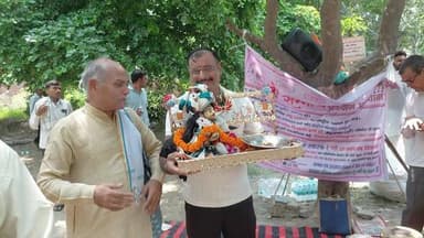 ग्रेटर नोएडा में 'गो सम्मान आह्वान अभियान' के तहत गोसेवकों, संत समाज और अभियान से जुड़े पदाधिकारियों ने मुख्यमंत्री योगी आदित्यनाथ के नाम एक विस्तृत ज्ञापन जिला प्रशासन को सौंपा। इस ज्ञापन में गोवंश की सुरक्षा, संरक्षण और सम्मान को लेकर कई अहम मांगें उठाई गई हैं
प्रतिनिधियों ने मांग की है कि उत्तर प्रदेश में गोवंश संरक्षण के लिए और अधिक प्रभावी कानून बनाए जाएं, गो-तस्करी और अवैध वध पर कड़ी कार्रवाई हो, गोशालाओं को बेहतर सुविधाएं और आर्थिक सहायता दी जाए, साथ ही गोपालन को बढ़ावा देने के लिए अलग गोपालन मंत्रालय और गो-आधारित अर्थव्यवस्था को मजबूत किया जाए।
इसके अलावा ज्ञापन में गोचर भूमि की सुरक्षा, गो-चिकित्सा सुविधाओं का विस्तार, प्राकृतिक खेती को बढ़ावा, स्कूलों में गो-विज्ञान को शामिल करने और गो-कल्याण के लिए विशेष नीति लागू करने जैसी कई मांगें भी रखी गई हैं।
यह केवल आस्था का विषय नहीं, बल्कि पर्यावरण, कृषि, ग्रामीण अर्थव्यवस्था और भारतीय संस्कृति से जुड़ा महत्वपूर्ण मुद्दा है। उन्होंने सरकार से इन सुझावों पर गंभीरता से विचार कर जल्द प्रभावी कदम उठाने की अपील की है। वहीं जिला प्रशासन ने ज्ञापन प्राप्त कर उसे शासन तक भेजने का आश्वासन दिया।