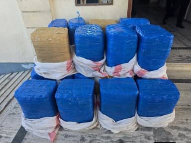 सरलाही में पुलिस ने नशीले पदार्थों के खिलाफ बड़ी सफलता हासिल की, 330 किलोग्राम गांजा जब्त किया।
#न्यू़जबिहारकीआवाज #newsbiharkiaawaj
विस्तृत जानकारी कमेंट में देखें।।