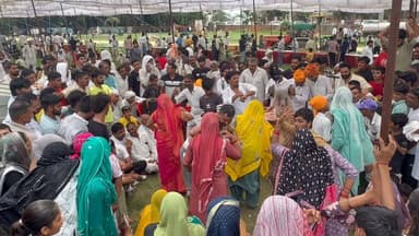 🚩 गांव चांदहट में आस्था का महासंगम! विशाल सर्वसमाज भंडारे में उमड़ा जनसैलाब, ढोल-नगाड़ों पर महिलाओं ने किया मनमोहक नृत्य
.
.
#Chandhat #Palwal #Bhandara #SarvSamaj #Haryana #DharmikKaryakram #Faith #Bhakti #VillageNews