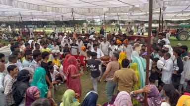 🚩 गांव चांदहट में आस्था का महासंगम! विशाल सर्वसमाज भंडारे में उमड़ा जनसैलाब, ढोल-नगाड़ों पर महिलाओं ने किया मनमोहक नृत्य
.
.
#Chandhat #Palwal #Bhandara #SarvSamaj #Haryana #DharmikKaryakram #Faith #Bhakti #VillageNews
Haryana Voice Palwal BJP Haryana Bharatiya Janata Party (BJP) चो जावेद एडवोकेट टीम दीपक हटटी चेयरमैन Nayab Saini टीम उत्कर्ष चौधरी Zila Chaupal Khem Singh Baghel