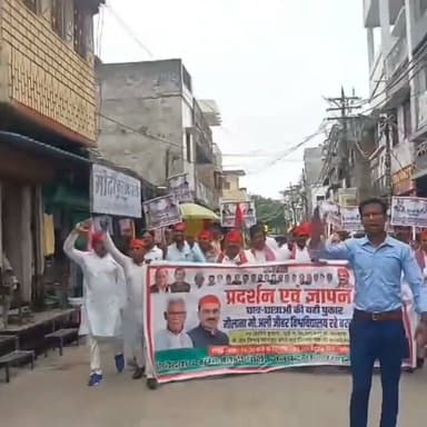 बलरामपुर! जौहर यूनिवर्सिटी के प्रस्तावित ध्वस्तीकरण पर सपा का प्रदर्शन, राज्यपाल को भेजा ज्ञापन...
#बलरामपुर। रामपुर स्थित मौलाना मोहम्मद अली जौहर विश्वविद्यालय के 38 भवनों के प्रस्तावित ध्वस्तीकरण के विरोध में सोमवार को समाजवादी पार्टी के कार्यकर्ताओं ने बलरामपुर में प्रदर्शन किया। कार्यकर्ताओं ने इसे शिक्षा और छात्र हित से जुड़ा गंभीर मुद्दा बताते हुए राज्यपाल को संबोधित ज्ञापन जिलाधिकारी को सौंपा। इस दौरान सरकार और प्रशासन के खिलाफ नाराजगी भी देखने को मिली।