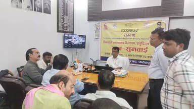 बोर्ड बैठक के प्रस्तावों पर कार्रवाई नहीं,सभासदों ने EO को सौंपा ज्ञापन
एक सप्ताह में अमल नहीं हुआ तो नगर पालिका कार्यालय में धरना देने की चेतावनी
सावन से पहले सफाई व्यवस्था दुरुस्त करने और जनहित के कार्य शुरू कराने की उठी मांग
✒️रिपोर्ट अंकित मिश्रा के साथ अजय श्रीवास्तव
फतेहपुर (उत्तर प्रदेश) नगर पालिका परिषद की 15 अप्रैल 2026 को आयोजित बोर्ड बैठक में सर्वसम्मति से पारित जनहित के प्रस्तावों पर अब तक कार्रवाई न होने को लेकर सभासदों ने नाराजगी जताई है। सभासदों ने अधिशासी अधिकारी (ईओ) को ज्ञापन सौंपकर एक सप्ताह के भीतर सभी प्रस्तावों पर अमल शुरू करने की मांग की है। साथ ही आगामी सावन माह को देखते हुए शहर में व्यापक साफ-सफाई सुनिश्चित करने की भी अपील की गई है। सभासदों ने चेतावनी दी है कि समय सीमा के भीतर कार्रवाई नहीं होने पर लोकतांत्रिक तरीके से नगर पालिका कार्यालय में धरना-प्रदर्शन किया जाएगा।
फतेहपुर। नगर पालिका परिषद फतेहपुर में विकास कार्यों और जनहित से जुड़े प्रस्तावों के क्रियान्वयन को लेकर एक बार फिर प्रशासन और जनप्रतिनिधियों के बीच असंतोष सामने आया है। नगर पालिका की 15 अप्रैल 2026 को आयोजित बोर्ड बैठक में सर्वसम्मति से पारित प्रस्तावों पर अब तक कार्रवाई न होने से सभासदों ने अधिशासी अधिकारी (ईओ) को ज्ञापन सौंपते हुए तत्काल कार्रवाई की मांग की है।
सभासदों का कहना है कि बोर्ड बैठक में शहर की मूलभूत सुविधाओं से जुड़े कई महत्वपूर्ण प्रस्ताव पारित किए गए थे, लेकिन तीन महीने से अधिक समय बीत जाने के बाद भी अधिकांश प्रस्ताव फाइलों तक ही सीमित हैं। इससे आम जनता को अपेक्षित सुविधाओं का लाभ नहीं मिल पा रहा है।
ज्ञापन में उठाई गई प्रमुख मांगें
सभासदों ने अपने ज्ञापन में निम्नलिखित मांगों को प्रमुखता से रखा—
अटल बिहारी पार्क के संचालन के लिए स्वयंसेवी संस्था अथवा फर्म का चयन।
झाऊपुर क्षेत्र में साउथ सिटी जोन कार्यालय का निर्माण।
फुटपाथों एवं खाली मैदानों की नियमित सफाई के लिए चार कर्मचारियों की नियुक्ति।
नगर पालिका के लिए शववाहन की खरीद।
विभिन्न विभागों की लंबित निविदाओं के सफल ठेकेदारों से एक सप्ताह के भीतर अनुबंध कराकर कार्य प्रारंभ कराया जाए।
शासनादेश के अनुरूप कंप्यूटर ऑपरेटरों की आउटसोर्सिंग के माध्यम से नियुक्ति सुनिश्चित की जाए।
सभासदों ने यह भी कहा कि सावन माह के दौरान मंदिरों, प्रमुख मार्गों, बाजारों और सार्वजनिक स्थलों पर विशेष सफाई अभियान चलाया जाए ताकि श्रद्धालुओं और आम नागरिकों को किसी प्रकार की असुविधा का सामना न करना पड़े।
एक सप्ताह का अल्टीमेटम
ज्ञापन के माध्यम से सभासदों ने नगर पालिका प्रशासन को स्पष्ट चेतावनी दी है कि यदि एक सप्ताह के भीतर बोर्ड बैठक में पारित प्रस्तावों पर प्रभावी कार्रवाई शुरू नहीं हुई तो वे नगर पालिका परिषद कार्यालय में लोकतांत्रिक तरीके से धरना-प्रदर्शन करेंगे। उन्होंने कहा कि ऐसी स्थिति उत्पन्न होने पर इसकी पूरी जिम्मेदारी नगर पालिका प्रशासन की होगी।
इस दौरान सभासद विनय तिवारी ने कहा कि बोर्ड बैठक में पारित प्रस्ताव जनता के हितों से जुड़े हैं और उनका समयबद्ध क्रियान्वयन नगर पालिका प्रशासन की जिम्मेदारी है।
नगर निकायों की बोर्ड बैठकों में पारित प्रस्तावों का समय पर क्रियान्वयन शहरी विकास और नागरिक सुविधाओं के लिए महत्वपूर्ण माना जाता है। अब यह देखना होगा कि नगर पालिका प्रशासन सभासदों द्वारा दिए गए एक सप्ताह के अल्टीमेटम के भीतर प्रस्तावों पर कार्रवाई शुरू करता है या नहीं।
👇👇
#NDNews #दैनिकनिष्पक्षधारा #Fatehpur #NagarPalika #BoardMeeting #EO #VinayTiwari #UrbanDevelopment #CleanCity #SwachhBharat #Sawan2026 #PublicInterest #MunicipalCouncil #LocalGovernance #Development #UPNews #BreakingNews #FatehpurNews #CivicIssues #PublicService
👇👇
@dgpup
@RSSorg
@UPGovt
@wpl1090
@RSSgeet
@Uppolice
@MIB_India
@PMOIndia
@HMOIndia
@abmanglik
@VHPDigital
@igrangealld
@myogioffice
@InfoDeptUP
@dmfatehpur
@sdmsadarftp
@CMOfficeUP
@CMOUP_RC
@ChiefSecyUP
@ChiefSecyUP
@MahantYogiG
@FatehpurSdm
@fatehpurpolice
@BajrangDalOrg
@rashtrapatibhvn
@UPMahilaKalyan
@112UttarPradesh
@myogiadityanath
@CommissionerPrg
@ADGZonPrayagraj
@SwachhBharatGov
👇👇
🟥 ND NEWS | दैनिक निष्पक्ष धारा
मुख्य संपादक/संस्थापक:राजन सिंह हाड़ा
सह-संपादक: शालिनी सिंह भदौरिया
📍 कार्यालय-3: U158, हीरा स्वीट्स के पास, विकास मार्ग, लक्ष्मी नगर,पूर्वी दिल्ली – 110092 (NCR)
📍कार्यालय-2: विधानसभा रोड,बर्लिंगटन चौराहा,लखनऊ 226001 (UP)
📍कार्यालय-1: 1/1 अटल बिहारी चौराहा, नियर बर्मा चौराहा,फतेहपुर 212601 (UP
📞 मोबाइल: 9696119696