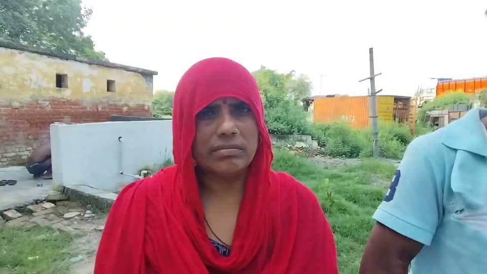 पैमाइश के दौरान खूनी बवाल! महिला और पति पर हमले का आरोप, पीड़ित ने जताई जान का खतरा
थरियांव के इकारी गांव में जमीन विवाद ने लिया हिंसक रूप, पुलिस जांच में जुटी
पीड़ित परिवार ने आरोपियों पर एफआईआर, सुरक्षा और सख्त कार्रवाई की मांग उठाई
✒️रिपोर्ट:सहयोगी शिवा गुप्ता के साथ राहुल गुप्ता
फतेहपुर (उत्तर प्रदेश) जिले के थरियांव थाना क्षेत्र के इकारी गांव में भूमि पैमाइश के दौरान विवाद हिंसक हो गया। पीड़ित पक्ष का आरोप है कि कुछ लोगों ने महिला और उसके पति के साथ मारपीट की, जिससे पति गंभीर रूप से घायल हो गया। महिला ने आरोप लगाया है कि उसके साथ अभद्रता, गला दबाने का प्रयास और जान से मारने की धमकी भी दी गई। मामले में पुलिस जांच कर रही है और जांच के आधार पर आगे की कार्रवाई की बात कही है।
फतेहपुर। जनपद के थाना थरियांव क्षेत्र के इकारी गांव में रविवार को भूमि पैमाइश के दौरान दो पक्षों के बीच विवाद ने अचानक हिंसक रूप ले लिया। पीड़ित महिला सराहमा देवी पत्नी अनिल कुमार ने थाना थरियांव में दी गई तहरीर में आरोप लगाया है कि वह अपने पति और राजस्व विभाग के लेखपाल के साथ अपनी भूमि की पैमाइश कराने गई थीं। इसी दौरान गांव के राकेश चंद्र श्रीवास्तव अपने कुछ साथियों के साथ मौके पर पहुंचे और कथित रूप से गाली-गलौज शुरू कर दी।
पीड़िता का आरोप है कि जब उनके पति अनिल कुमार ने विवाद शांत कराने का प्रयास किया तो आरोपियों ने उन पर हमला कर दिया। मारपीट में अनिल कुमार गंभीर रूप से घायल हो गए और उनके चेहरे तथा शरीर पर चोटें आईं। पीड़ित परिवार का कहना है कि बीच-बचाव करने पहुंची महिला के साथ भी धक्का-मुक्की, गला दबाने का प्रयास और अभद्र व्यवहार किया गया। महिला का यह भी आरोप है कि उसके कपड़े फाड़ दिए गए तथा पूरे परिवार को जान से मारने की धमकी दी गई।
घटना के बाद घायल अनिल कुमार को उपचार के लिए अस्पताल पहुंचाया गया। पीड़ित परिवार का कहना है कि यदि समय रहते प्रशासन ने सख्त कार्रवाई नहीं की तो उनकी जान को खतरा बना हुआ है। उन्होंने आरोप लगाया कि भूमि विवाद को लेकर उन्हें लगातार धमकियां मिल रही हैं।
पीड़ित महिला ने थाना थरियांव में लिखित शिकायत देकर संबंधित आरोपियों के विरुद्ध एफआईआर दर्ज कर कठोर कानूनी कार्रवाई, परिवार की सुरक्षा तथा निष्पक्ष जांच की मांग की है।
दूसरी ओर पुलिस का कहना है कि मामले की जांच की जा रही है। दोनों पक्षों के बयान, चिकित्सीय परीक्षण तथा उपलब्ध साक्ष्यों के आधार पर विधिक कार्रवाई की जाएगी। फिलहाल मामले की जांच जारी है और पुलिस ने सभी पहलुओं को ध्यान में रखते हुए जांच शुरू कर दी है।
महत्वपूर्ण: इस समाचार में लगाए गए आरोप पीड़ित पक्ष की शिकायत और उपलब्ध जानकारी पर आधारित हैं। आरोपों की पुष्टि जांच पूरी होने के बाद ही हो सकेगी।
भूमि विवाद से जुड़े मामलों में कई बार तनाव हिंसक घटनाओं का रूप ले लेता है। ऐसे मामलों में निष्पक्ष राजस्व पैमाइश, त्वरित पुलिस हस्तक्षेप और कानूनी प्रक्रिया का पालन आवश्यक माना जाता है। अब इस मामले में सभी की निगाहें पुलिस जांच और प्रशासनिक कार्रवाई पर टिकी हैं।
🟥 एनडी न्यूज़ एवं दैनिक निष्पक्ष धारा सभी नागरिकों से अपील करता है कि भूमि विवाद या किसी भी प्रकार के आपसी मतभेद का समाधान कानून के दायरे में रहकर करें। हिंसा किसी समस्या का समाधान नहीं है।
👇👇
#NDNews #दैनिकनिष्पक्षधारा #Fatehpur #Thariyaw #Ikari #LandDispute #CrimeNews #BreakingNews #UPPolice #Justice #LawAndOrder #RevenueDepartment #PoliceInvestigation #WomenSafety #GroundReport #UttarPradesh #AbhimanyuManglik #NidhiGuptaVats #FatehpurPolice #ThariyawPolice
👇👇👇
@dgpup
@RSSorg
@UPGovt
@wpl1090
@RSSgeet
@Uppolice
@MIB_India
@PMOIndia
@HMOIndia
@abmanglik
@VHPDigital
@igrangealld
@myogioffice
@InfoDeptUP
@dmfatehpur
@sdmsadarftp
@CMOfficeUP
@CMOUP_RC
@UPPRD1948
@ChiefSecyUP
@ChiefSecyUP
@MahantYogiG
@FatehpurSdm
@fatehpurpolice
@BajrangDalOrg
@rashtrapatibhvn
@UPMahilaKalyan
@112UttarPradesh
@myogiadityanath
@CommissionerPrg
@ADGZonPrayagraj
👇👇
🟥 ND NEWS | दैनिक निष्पक्ष धारा
मुख्य संपादक / संस्थापक: राजन सिंह हाड़ा
सह-संपादक: शालिनी सिंह भदौरिया
📍 कार्यालय-3: U158, हीरा स्वीट्स के पास, विकास मार्ग, लक्ष्मी नगर, पूर्वी दिल्ली, पिन कोड – 110092 (NCR)
📍 कार्यालय-2: विधानसभा रोड, बर्लिंगटन चौराहा, लखनऊ – 226001 (UP)
📍 कार्यालय-1: 1/1 अटल बिहारी चौराहा, नियर बर्मा चौराहा, फतेहपुर – 212601 (UP)
📅 दिनांक: 27 जुलाई 2026
📆 दिन: सोमवार
📧 Email: ndnewschannel@gmail.co
📞 मोबाइल: 9696119696