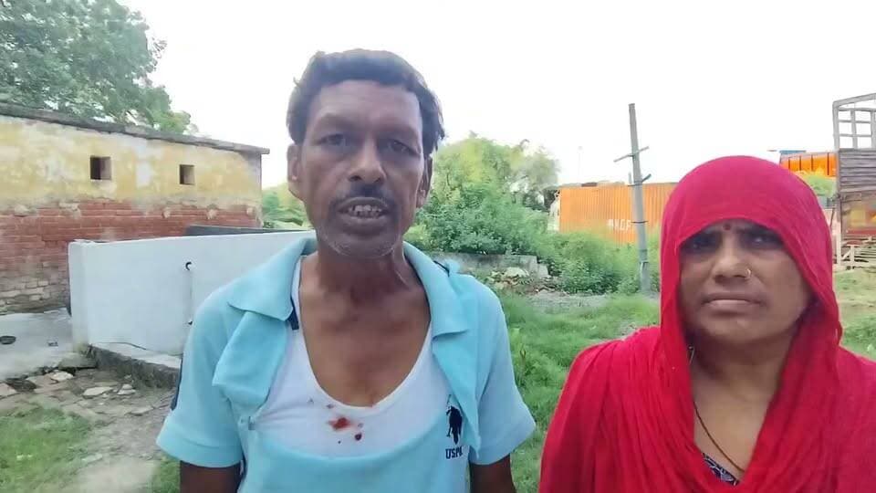 पैमाइश के दौरान खूनी बवाल! महिला और पति पर हमले का आरोप, पीड़ित ने जताई जान का खतरा
थरियांव के इकारी गांव में जमीन विवाद ने लिया हिंसक रूप, पुलिस जांच में जुटी
पीड़ित परिवार ने आरोपियों पर एफआईआर, सुरक्षा और सख्त कार्रवाई की मांग उठाई
✒️रिपोर्ट:सहयोगी शिवा गुप्ता के साथ राहुल गुप्ता
फतेहपुर (उत्तर प्रदेश) जिले के थरियांव थाना क्षेत्र के इकारी गांव में भूमि पैमाइश के दौरान विवाद हिंसक हो गया। पीड़ित पक्ष का आरोप है कि कुछ लोगों ने महिला और उसके पति के साथ मारपीट की, जिससे पति गंभीर रूप से घायल हो गया। महिला ने आरोप लगाया है कि उसके साथ अभद्रता, गला दबाने का प्रयास और जान से मारने की धमकी भी दी गई। मामले में पुलिस जांच कर रही है और जांच के आधार पर आगे की कार्रवाई की बात कही है।
फतेहपुर। जनपद के थाना थरियांव क्षेत्र के इकारी गांव में रविवार को भूमि पैमाइश के दौरान दो पक्षों के बीच विवाद ने अचानक हिंसक रूप ले लिया। पीड़ित महिला सराहमा देवी पत्नी अनिल कुमार ने थाना थरियांव में दी गई तहरीर में आरोप लगाया है कि वह अपने पति और राजस्व विभाग के लेखपाल के साथ अपनी भूमि की पैमाइश कराने गई थीं। इसी दौरान गांव के राकेश चंद्र श्रीवास्तव अपने कुछ साथियों के साथ मौके पर पहुंचे और कथित रूप से गाली-गलौज शुरू कर दी।
पीड़िता का आरोप है कि जब उनके पति अनिल कुमार ने विवाद शांत कराने का प्रयास किया तो आरोपियों ने उन पर हमला कर दिया। मारपीट में अनिल कुमार गंभीर रूप से घायल हो गए और उनके चेहरे तथा शरीर पर चोटें आईं। पीड़ित परिवार का कहना है कि बीच-बचाव करने पहुंची महिला के साथ भी धक्का-मुक्की, गला दबाने का प्रयास और अभद्र व्यवहार किया गया। महिला का यह भी आरोप है कि उसके कपड़े फाड़ दिए गए तथा पूरे परिवार को जान से मारने की धमकी दी गई।
घटना के बाद घायल अनिल कुमार को उपचार के लिए अस्पताल पहुंचाया गया। पीड़ित परिवार का कहना है कि यदि समय रहते प्रशासन ने सख्त कार्रवाई नहीं की तो उनकी जान को खतरा बना हुआ है। उन्होंने आरोप लगाया कि भूमि विवाद को लेकर उन्हें लगातार धमकियां मिल रही हैं।
पीड़ित महिला ने थाना थरियांव में लिखित शिकायत देकर संबंधित आरोपियों के विरुद्ध एफआईआर दर्ज कर कठोर कानूनी कार्रवाई, परिवार की सुरक्षा तथा निष्पक्ष जांच की मांग की है।
दूसरी ओर पुलिस का कहना है कि मामले की जांच की जा रही है। दोनों पक्षों के बयान, चिकित्सीय परीक्षण तथा उपलब्ध साक्ष्यों के आधार पर विधिक कार्रवाई की जाएगी। फिलहाल मामले की जांच जारी है और पुलिस ने सभी पहलुओं को ध्यान में रखते हुए जांच शुरू कर दी है।
महत्वपूर्ण: इस समाचार में लगाए गए आरोप पीड़ित पक्ष की शिकायत और उपलब्ध जानकारी पर आधारित हैं। आरोपों की पुष्टि जांच पूरी होने के बाद ही हो सकेगी।
भूमि विवाद से जुड़े मामलों में कई बार तनाव हिंसक घटनाओं का रूप ले लेता है। ऐसे मामलों में निष्पक्ष राजस्व पैमाइश, त्वरित पुलिस हस्तक्षेप और कानूनी प्रक्रिया का पालन आवश्यक माना जाता है। अब इस मामले में सभी की निगाहें पुलिस जांच और प्रशासनिक कार्रवाई पर टिकी हैं।
🟥 एनडी न्यूज़ एवं दैनिक निष्पक्ष धारा सभी नागरिकों से अपील करता है कि भूमि विवाद या किसी भी प्रकार के आपसी मतभेद का समाधान कानून के दायरे में रहकर करें। हिंसा किसी समस्या का समाधान नहीं है।
👇👇
#NDNews #दैनिकनिष्पक्षधारा #Fatehpur #Thariyaw #Ikari #LandDispute #CrimeNews #BreakingNews #UPPolice #Justice #LawAndOrder #RevenueDepartment #PoliceInvestigation #WomenSafety #GroundReport #UttarPradesh #AbhimanyuManglik #NidhiGuptaVats #FatehpurPolice #ThariyawPolice
👇👇👇
@dgpup
@RSSorg
@UPGovt
@wpl1090
@RSSgeet
@Uppolice
@MIB_India
@PMOIndia
@HMOIndia
@abmanglik
@VHPDigital
@igrangealld
@myogioffice
@InfoDeptUP
@dmfatehpur
@sdmsadarftp
@CMOfficeUP
@CMOUP_RC
@UPPRD1948
@ChiefSecyUP
@ChiefSecyUP
@MahantYogiG
@FatehpurSdm
@fatehpurpolice
@BajrangDalOrg
@rashtrapatibhvn
@UPMahilaKalyan
@112UttarPradesh
@myogiadityanath
@CommissionerPrg
@ADGZonPrayagraj
👇👇
🟥 ND NEWS | दैनिक निष्पक्ष धारा
मुख्य संपादक / संस्थापक: राजन सिंह हाड़ा
सह-संपादक: शालिनी सिंह भदौरिया
📍 कार्यालय-3: U158, हीरा स्वीट्स के पास, विकास मार्ग, लक्ष्मी नगर, पूर्वी दिल्ली, पिन कोड – 110092 (NCR)
📍 कार्यालय-2: विधानसभा रोड, बर्लिंगटन चौराहा, लखनऊ – 226001 (UP)
📍 कार्यालय-1: 1/1 अटल बिहारी चौराहा, नियर बर्मा चौराहा, फतेहपुर – 212601 (UP)
📅 दिनांक: 27 जुलाई 2026
📆 दिन: सोमवार
📧 Email: ndnewschannel@gmail.co
📞 मोबाइल: 9696119696