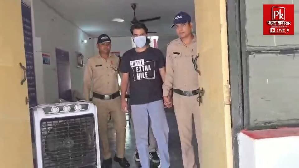 #पौड़ी पुलिस की बड़ी कार्रवाई
ऑपरेशन प्रहार के तहत देवप्रयाग पुलिस ने 10.33 ग्राम स्मैक (करीब ₹3 लाख) के साथ दो तस्करों को गिरफ्तार किया। तस्करी में प्रयुक्त कार भी सीज कर दी गई।
#पौड़ी निवासी आरोपी रजत नेगी (उम्र-21 वर्ष) निवासी- पौड़ी जनपद पौड़ी गढ़वाल
व काफिल सिद्दकी उर्फ कपिल (उम्र-24 वर्ष) निवासी- धारा रोड़ पौड़ी आरोपी देहरादून से स्मैक लाकर अधिक कीमत पर बेचने की फिराक में थे। #PauriPolice #OperationPrahar #DrugFreeUttarakhand