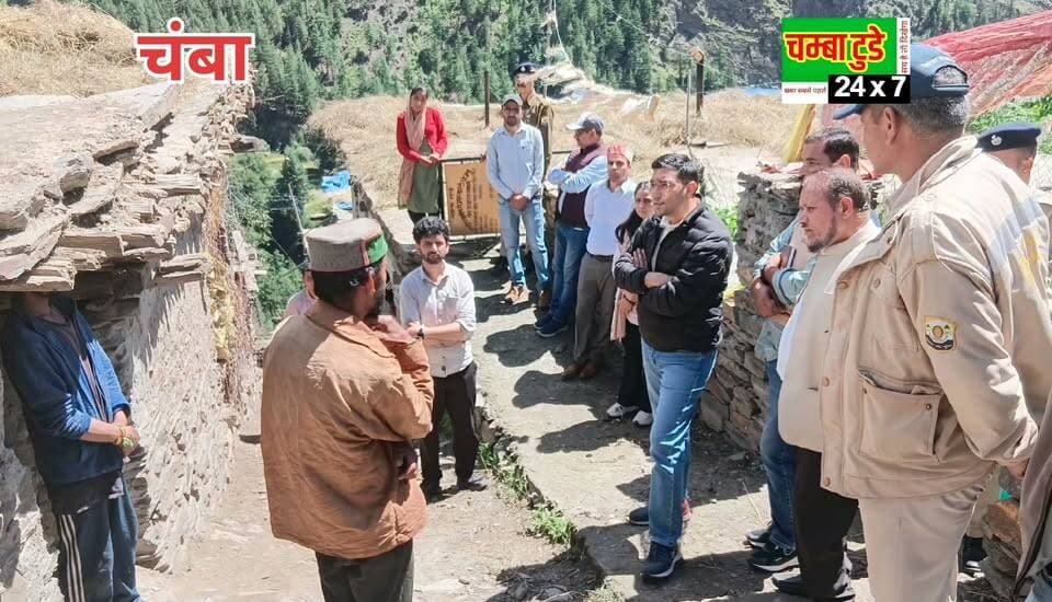 🌿 जब पूरा जिला मेले की रौनक में था, तब DC चंबा ने निभाई अपनी सबसे बड़ी जिम्मेदारी…
कुछ फैसले पद नहीं, बल्कि सोच और संवेदनशील नेतृत्व की पहचान बन जाते हैं।
एक तरफ अंतरराष्ट्रीय मिंजर मेले की चहल-पहल थी, तो दूसरी ओर 13 परिवार अपने अपनों को खोने के असहनीय दुख से गुजर रहे थे। ऐसे समय में उपायुक्त चंबा मुकेश रेप्सवाल ने समारोहों से पहले शोकाकुल परिवारों तक पहुंचना जरूरी समझा। उन्होंने स्वयं प्रभावित गांवों में जाकर परिवारों से मुलाकात की, उनका दुख साझा किया और प्रशासन की ओर से हरसंभव सहायता का भरोसा दिलाया।
मेला हर साल लगेगा, लेकिन जिन घरों के चिराग बुझ गए, उनकी कमी कभी पूरी नहीं होगी। ऐसे कठिन समय में पीड़ित परिवारों के साथ खड़ा होना एक संवेदनशील प्रशासन और जिम्मेदार नेतृत्व का परिचय है।
किसी अधिकारी की पहचान केवल उसके पद से नहीं, बल्कि संकट की घड़ी में लिए गए फैसलों से होती है। यही संदेश इस पूरे घटनाक्रम ने दिया।
🙏 दिवंगत आत्माओं को भावपूर्ण श्रद्धांजलि एवं शोक संतप्त परिवारों के प्रति गहरी संवेदनाएं।
#Chamba #ChambaToday #DCChamba #MukeshRepswal #HumanityFirst #MinjarMela2026 #HimachalPradesh #ChambaNews #Compassion #PublicService #Leadership #Respect #Tribute #ViralPost #BreakingNews #viralreels #viralvideoシ