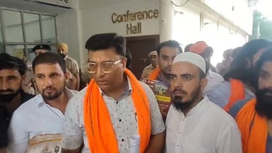 यमुनानगर/गाय के साथ सचिवालय पहुंचे गो भक्त, PM मोदी के नाम सौंपा स्मरण पत्र,यमुनानगर सचिवालय में गाय लेकर पहुंचे गो भक्त | PM मोदी से गो पालन मंत्रालय बनाने की मांग।। #highlight #highlightseveryone #folowers #folowerseveryone #follower #followerseveryone
#Yamunanagar #GoSammanAbhiyan #CowProtection #PMModi #HaryanaNews #GauMata #BreakingNews #AKNewsHaryana #ViralNews #IndiaNews