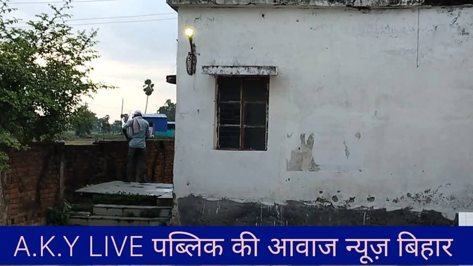 सड़क हादसे ने छीनी बुजुर्ग की जिंदगी, प्रतापपुर गांव में पसरा सन्नाटाअरवल जिले के कुर्था थाना क्षेत्र के प्रतापपुर गांव में उस वक्त शोक की लहर दौड़ गई, जब सड़क दुर्घटना में घायल 78 वर्षीय बुजुर्ग भवन यादव की इलाज के दौरान मौत हो गई।मिली जानकारी के अनुसार, भवन यादव बीते दिनों एक सड़क दुर्घटना का शिकार हो गए थे, जिसमें वे गंभीर रूप से जख्मी हो गए थे। परिजनों ने उन्हें तुरंत नजदीकी अस्पताल में भर्ती कराया था, जहां डॉक्टरों की तमाम कोशिशों के बावजूद उन्हें बचाया नहीं जा सका और इलाज के क्रम में उन्होंने अंतिम सांस ली।बुजुर्ग की मौत की खबर जैसे ही प्रतापपुर गांव पहुंची, हर तरफ सन्नाटा पसर गया। मृतक के घर पर ग्रामीणों की भारी भीड़ उमड़ पड़ी है। परिजनों का रो-रोकर बुरा हाल है। ग्रामीणों का कहना है कि भवन यादव एक मिलनसार और सम्मानित बुजुर्ग थे, उनके निधन से गांव को अपूरणीय क्षति हुई है।#ArwalNews #Kurtha #RoadAccident #BiharNews #Pratappur #LocalNewsMatters Public Ki Awaz - News