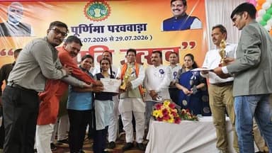 • गुरू पूर्णिमा पखवाड़ा के अंतर्गत आष्टा के संदीपनि स्कूल में कार्यक्रम आयोजित
• विधायक ने शिक्षकों एवं विद्यार्थियों को किया सम्मानित
शासन के निर्देशानुसार आयोजित किए जा रहे गुरू पूर्णिमा पखवाड़ा के अंतर्गत आष्टा के शासकीय सांदीपनि स्कूल में संदीपनि उत्सव का आयोजन किया गया। कार्यक्रम में आष्टा विधायक श्री गोपाल सिंह इंजीनियर सहित जनप्रतिनिधि शामिल हुए।
कार्यक्रम में विधायक श्री इंजीनियर ने विद्यालय के प्रतिभावान छात्र-छात्राओं को सम्मानित कर उनका उत्साहवर्धन किया। साथ ही शिक्षा के क्षेत्र में लंबे समय तक अपनी सेवाएं देने वाले सेवानिवृत्त शिक्षकों का भी सम्मान किया गया।
इस अवसर पर मुख्यमंत्री निःशुल्क साइकिल वितरण योजना के अंतर्गत पात्र एवं प्रतिभावान छात्र-छात्राओं को साइकिलों का वितरण भी किया गया। विधायक श्री गोपाल सिंह इंजीनियर ने विद्यार्थियों को निरंतर मेहनत एवं लगन के साथ अध्ययन कर अपने लक्ष्य प्राप्त करने के लिए प्रेरित किया।
#JansamparkMP #CMMadhyaPradesh #MadhyaPradesh #sehore