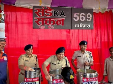 जिला अस्पताल में एसपी ने दिलाई नशामुक्ति की शपथ, सुकून की रसोई में मरीजों के परिजनों को परोसा भोजन
मध्यप्रदेश पुलिस द्वारा संचालित "नशे से दूरी है जरूरी 2.0" अभियान के अंतर्गत जिला अस्पताल परिसर में एसपी श्रीमती सोनाक्षी सक्सेना, एएसपी डॉ. प्रशांत चौबे तथा एसडीओपी श्रीमती पूजा शर्मा ने नागरिकों को नशामुक्त समाज के निर्माण का संकल्प दिलाते हुए नशे से दूर रहने की शपथ दिलाई।
इस अवसर पर पुलिस अधीक्षक श्रीमती सोनाक्षी सक्सेना ने कहा कि नशा व्यक्ति के जीवन, परिवार और समाज के लिए गंभीर खतरा है। उन्होंने बताया कि नशे की लत व्यक्ति को मानसिक, शारीरिक और आर्थिक रूप से कमजोर बनाकर उसके भविष्य को प्रभावित करती है। उन्होंने सभी नागरिकों से स्वयं नशे से दूर रहने तथा दूसरों को भी इसके दुष्परिणामों के प्रति जागरूक करने का आह्वान किया।
इस दौरान टीम संडे का सुकून द्वारा संचालित "सुकून की रसोई" से जिला अस्पताल में भर्ती मरीजों के परिजनों को निशुल्क भोजन भी वितरित किया गया। पुलिस अधिकारियों ने स्वयं भोजन परोसकर सेवा भाव का संदेश दिया।
टीम संडे का सुकून द्वारा अभियान के तहत "नशे से दूरी है जरूरी 2.0" विषय पर आकर्षक रंगोली भी बनाई गई, जिसके माध्यम से लोगों को नशामुक्त जीवन अपनाने का प्रेरक संदेश दिया गया। उल्लेखनीय है कि टीम संडे का सुकून पिछले कई वर्षों से सीहोर जिले में सामाजिक सेवा, मानव सेवा, पर्यावरण संरक्षण एवं शहर के सौंदर्यीकरण जैसे विभिन्न जनहितकारी कार्यों में सक्रिय भूमिका निभा रही है।
#JansamparkMP #CMMadhyaPradesh #MadhyaPradesh #sehore
