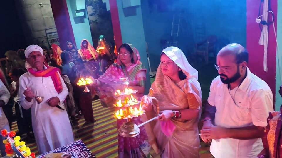 🕉️ माँ नर्मदा जी की पावन महाआरती में उमड़ रही श्रद्धालुओं की आस्था 🙏
गोटेगांव। माँ नर्मदा जी के पावन तट मुआर घाट पर प्रत्येक सोमवार को भव्य माँ नर्मदा महाआरती का आयोजन श्रद्धा और भक्ति के साथ किया जाता है। महाआरती में बड़ी संख्या में श्रद्धालु शामिल होकर माँ नर्मदा का पूजन-अर्चन करते हैं तथा क्षेत्र की सुख-समृद्धि, शांति और खुशहाली की कामना करते हैं। दीपों की जगमगाहट, मंत्रोच्चार और भक्ति संगीत से पूरा घाट आध्यात्मिक वातावरण से सराबोर हो उठता है।
🙏 "हर-हर नर्मदे... माँ नर्मदा की कृपा सभी पर बनी रहे।
मुआर घाट पर प्रत्येक सोमवार आयोजित होने वाली भव्य महाआरती में श्रद्धालुओं की उमड़ी आस्था।"
कैलाश गुप्ता
नई दुनिया मो 9329446506
#माँ_नर्मदा #मुआर_घाट #महाआरती #हर_हर_नर्मदे #Gotegaon #Narsinghpur #MadhyaPradesh #KailashGupta #नईदुनिया #कैलाश_गुप्ता