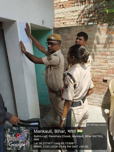 01 शिवम ठाकुर 02 मनीष ठाकुर दोनों पिता जीवक्ष ठाकुर 03 सावित्री देवी पति जीवक्ष ठाकुर एवं 04 दयानंद ठाकुर पिता उमेश ठाकुर सभी ग्राम भरवाड़ा थाना सिंहवाड़ा जिला दरभंगा के विरुद्ध माननीय न्यायलय से निर्गत इश्तेहार को विधिवत चस्पा किया गया ।