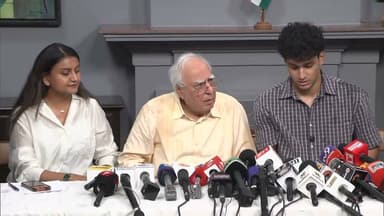 छात्रों पर दर्ज FIR के खिलाफ CJP और कपिल सिब्बल का बड़ा ऐलान, संयुक्त प्रेस कॉन्फ्रेंस में उठाई आवाज़
दिल्ली: छात्रों पर दर्ज हो रही FIR को लेकर CJP और वरिष्ठ अधिवक्ता कपिल सिब्बल ने संयुक्त प्रेस कॉन्फ्रेंस की। इस दौरान छात्रों के अधिकारों और कानूनी सहायता को लेकर बड़ा ऐलान किया गया तथा कार्रवाई पर गंभीर सवाल उठाए गए
#Delhi #KapilSibal #CJP #PressConference #Students #FIR #StudentRights #LegalSupport #BreakingNews #NCRExpressNews
