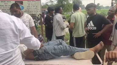 #जहानागंज के #दिव्य #हॉस्पिटल के सामने दर्दनाक हादसा,डॉक्टर आरपी सिंह ने दिखाई इंसानियत, गंभीर घायल को तत्काल भिजवाया अस्पताल
सड़क हादसे में युवक गंभीर घायल, डॉक्टर की तत्परता से मिली समय पर मदद, लोगों ने कहा— 'धरती के भगवान'*