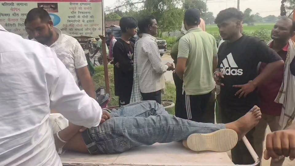 #जहानागंज के #दिव्य #हॉस्पिटल के सामने दर्दनाक हादसा,डॉक्टर आरपी सिंह ने दिखाई इंसानियत, गंभीर घायल को तत्काल भिजवाया अस्पताल
सड़क हादसे में युवक गंभीर घायल, डॉक्टर की तत्परता से मिली समय पर मदद, लोगों ने कहा— 'धरती के भगवान'*