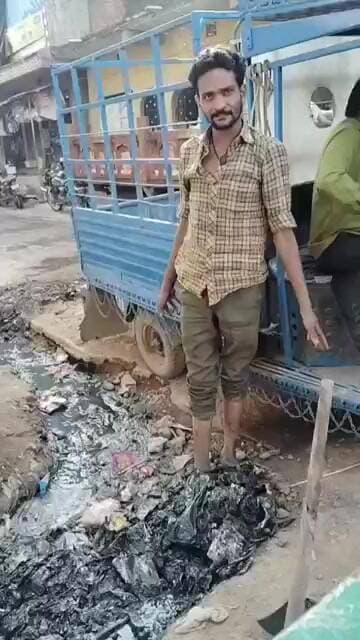 સંજેલી બજારમાં માંડલી રોડ ઉપર ગટર ઉભરાતા સ્થાનિકોએ જાતે ગટર સાફ સફાઈ કરી..