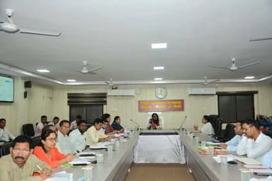 कलेक्टर श्रीमती तुलिका प्रजापति ने आज कलेक्ट्रेट सभाकक्ष में नक्सल पुनर्वास नीति के प्रभावी क्रियान्वयन एवं हितग्राहियों को विभिन्न विभागीय योजनाओं का लाभ सुनिश्चित कराने के उद्देश्य से विभागीय अधिकारियों की समीक्षा बैठक ली।
- बैठक में उन्होंने विभागवार प्रगति की विस्तार से समीक्षा करते हुए पात्र हितग्राहियों को सभी निर्धारित सुविधाओं का समयबद्ध लाभ उपलब्ध कराने के निर्देश दिए।
#mmacdistrict_cg #chhattishgarh #समीक्षा_बैठक
@chhattisgarhcmo @dpr.chhattisgarh