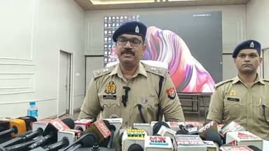 भोजीपुरा पुलिस ने 72 घंटे में किया हत्या का खुलासा, पिता-पुत्र गिरफ्तार
बरेली। थाना भोजीपुरा पुलिस और एसओजी टीम ने 24 जुलाई को परसोनगला-बिबियापुर मार्ग पर हुई सियाराम श्रीवास्तव की हत्या का 72 घंटे के भीतर खुलासा करते हुए मुख्य आरोपी मोहम्मद अरमान और साक्ष्य छिपाने में सहयोग करने वाले उसके पिता इम्तियाज अहमद को गिरफ्तार कर लिया। पुलिस ने आरोपियों की निशानदेही पर हत्या में प्रयुक्त चाकू, ओमनी वैन, मृतक का मोबाइल फोन, आधार कार्ड, खून से सने कपड़े समेत कई महत्वपूर्ण साक्ष्य बरामद किए हैं।
पुलिस के अनुसार, 24 जुलाई को सियाराम श्रीवास्तव मॉर्निंग वॉक के लिए निकले थे। कुछ देर बाद उनका शव परसोनगला-बिबियापुर मार्ग पर सड़क किनारे मिला। गले पर धारदार हथियार से कई वार किए गए थे, जबकि उनका मोबाइल फोन और सोने की चेन गायब थी। इस मामले में थाना भोजीपुरा पर मुकदमा दर्ज कर पुलिस ने जांच शुरू की।
जांच के दौरान सीसीटीवी फुटेज, इलेक्ट्रॉनिक साक्ष्यों और तकनीकी विश्लेषण के आधार पर पुलिस मुख्य आरोपी मोहम्मद अरमान तक पहुंची। 27 जुलाई को उसे गिरफ्तार कर लिया गया। पूछताछ में उसने बताया कि वह नशे का आदी है और पैसों की जरूरत के चलते उसने सुनसान स्थान पर ओमनी वैन से सियाराम श्रीवास्तव को टक्कर मारकर गिराया और चाकू से गला रेतकर हत्या कर दी। इसके बाद मृतक का मोबाइल फोन, आधार कार्ड और नकदी लेकर फरार हो गया।
आरोपी ने पुलिस को बताया कि वारदात के बाद उसने पूरी घटना अपने पिता इम्तियाज अहमद को बताई थी। दोनों ने मिलकर हत्या में प्रयुक्त वाहन, चाकू और अन्य साक्ष्यों को छिपाने का प्रयास किया। आरोपी के बयान के आधार पर पुलिस ने इम्तियाज अहमद को भी गिरफ्तार कर लिया।
पुलिस ने आरोपियों की निशानदेही पर सफेद रंग की ओमनी वैन, हत्या में प्रयुक्त चाकू, मृतक का मोबाइल फोन, आधार कार्ड, सफेद गमछा, खून से सनी शर्ट, वाहन के टूटे शीशे के टुकड़े तथा ₹580 नकद बरामद किए हैं।
दोनों आरोपियों के खिलाफ मु.अ.सं. 553/2026 में धारा 103(1), 315, 3(5), 238 बीएनएस तथा 4/25 आर्म्स एक्ट के तहत कार्रवाई कर न्यायालय में पेश किया गया। इस कार्रवाई में प्रभारी निरीक्षक कुंवर बहादुर सिंह, एसओजी प्रभारी सुनील कुमार शर्मा सहित थाना भोजीपुरा और एसओजी टीम की महत्वपूर्ण भूमिका रही।
#बरेलीन्यूज़लाइव
#वायरल