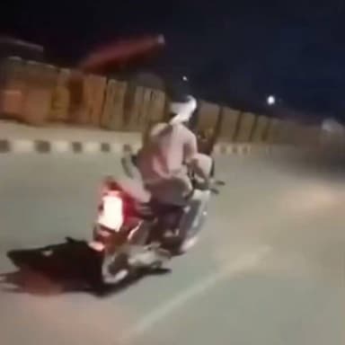 चलती बाइक पर खतरनाक रोमांस! आगरा-कानपुर हाईवे पर स्टंट का वीडियो वायरल
सलाह देने पर कथित जवाब— 'चलो निकलो... अपना काम करो', वीडियो ने बढ़ाई चिंता
सड़क पर स्टंट बना जानलेवा जोखिम, पुलिस कार्रवाई की मांग तेज
✒️रिपोर्ट नागेंद्र पांडये
फिरोजाबाद (उत्तर प्रदेश)। आगरा-कानपुर नेशनल हाईवे पर एक चलती बाइक पर युवक और युवती के खतरनाक तरीके से सफर करने का कथित वीडियो सोशल मीडिया पर वायरल हो रहा है। वीडियो में युवती बाइक की टंकी पर लेटी हुई दिखाई दे रही है। दावा किया जा रहा है कि राहगीरों द्वारा टोके जाने पर युवती ने बेफिक्र अंदाज में प्रतिक्रिया दी। हालांकि, वायरल वीडियो और कथित बातचीत की स्वतंत्र पुष्टि नहीं हुई है।
उत्तर प्रदेश के फिरोजाबाद के पास आगरा-कानपुर नेशनल हाईवे पर देर रात एक ऐसा नजारा देखने को मिला जिसने सड़क सुरक्षा को लेकर गंभीर सवाल खड़े कर दिए। सोशल मीडिया पर वायरल हो रहे एक वीडियो में एक युवक तेज रफ्तार बाइक चला रहा है, जबकि युवती बाइक की टंकी पर लेटकर सफर करती दिखाई दे रही है।
प्रत्यक्षदर्शियों के अनुसार, यह घटना रात करीब 10 बजे की बताई जा रही है। वीडियो बनाने वाले लोगों ने कथित तौर पर युवक-युवती को ऐसा खतरनाक स्टंट न करने की सलाह दी, लेकिन दावा है कि युवती ने जवाब दिया, "चलो निकलो... अपना काम करो।"
इस तरह का स्टंट न केवल बाइक सवारों के लिए बल्कि हाईवे पर चल रहे अन्य वाहन चालकों के लिए भी गंभीर दुर्घटना का कारण बन सकता है। सड़क सुरक्षा विशेषज्ञों का कहना है कि चलती बाइक पर इस प्रकार की हरकतें जानलेवा साबित हो सकती हैं।
फिलहाल यह स्पष्ट नहीं है कि इस मामले में स्थानीय पुलिस ने कोई कार्रवाई की है या नहीं। वायरल वीडियो के आधार पर पुलिस जांच के बाद ही वास्तविक स्थिति स्पष्ट होगी।
यह घटना सड़क सुरक्षा नियमों के पालन और जिम्मेदार वाहन संचालन की आवश्यकता को एक बार फिर रेखांकित करती है। वायरल वीडियो में किए गए दावों की पुष्टि संबंधित एजेंसियों की जांच के बाद ही हो सकेगी। ऐसे मामलों में कानून का पालन और सार्वजनिक सुरक्षा सर्वोपरि है।
🟥 ND NEWS | दैनिक निष्पक्ष धारा की अपील
एनडी न्यूज़ एवं दैनिक निष्पक्ष धारा सभी नागरिकों से अपील करता है कि सड़क को स्टंट या मनोरंजन का मंच न बनाएं। एक छोटी-सी लापरवाही कई जिंदगियां खतरे में डाल सकती है। अभिभावक युवाओं को यातायात नियमों के प्रति जागरूक करें और पुलिस प्रशासन ऐसे मामलों में प्रभावी कार्रवाई कर सड़क सुरक्षा सुनिश्चित करे।
जनहित में सुझाव
चलती बाइक पर स्टंट या खतरनाक हरकतें बिल्कुल न करें।
हेलमेट और अन्य सुरक्षा नियमों का अनिवार्य रूप से पालन करें।
वायरल वीडियो बनाने के बजाय सुरक्षित दूरी से पुलिस को सूचना दें।
यातायात नियमों का उल्लंघन करने वालों के खिलाफ कानूनी कार्रवाई का समर्थन करें।
सड़क सुरक्षा को व्यक्तिगत नहीं, सामाजिक जिम्मेदारी समझें।
👇👇
#NDNews #दैनिकनिष्पक्षधारा #Firozabad #AgraKanpurHighway #RoadSafety #BikeStunt #ViralVideo #TrafficRules #UPPolice #SafeDriving #BreakingNews #HighwaySafety #TrafficAwareness #HindiNews #UttarPradesh #AccidentPrevention #PublicSafety #RoadDiscipline #DriveSafe #TrafficPolice
👇👇
@Uppolice
@dgpup
@firozabadpol
@CMOfficeUP
@myogiadityanath
@UPGovt
@InfoDeptUP
@mygovindia