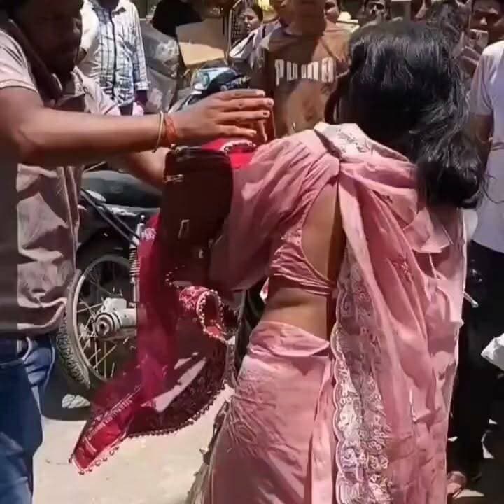 शादी के 20 दिन बाद उजड़ा परिवार, इटावा में युवक की मौत से सनसनी
पत्नी को कथित प्रेमी के साथ देखने के बाद विवाद, युवक की मौत; पत्नी अस्पताल में भर्ती
नवविवाहित दंपति की दर्दनाक कहानी ने उठाए कई सवाल, पुलिस जांच में जुटी
✒️रिपोर्ट नागेंद्र पांडये
इटावा (उत्तर प्रदेश) जिले से एक नवविवाहित दंपति से जुड़ा बेहद संवेदनशील मामला सामने आया है। प्रारंभिक जानकारी के अनुसार, शादी के करीब 20 दिन बाद एक युवक की मौत हो गई। आरोप है कि युवक ने अपनी पत्नी को उसके कथित प्रेमी के साथ बाजार में देखा था, जिसके बाद दोनों के बीच विवाद हुआ। बाद में युवक की मौत हो गई। वहीं, पति की मौत की सूचना मिलने के बाद पत्नी द्वारा कथित रूप से नींद की गोलियां खाने की बात भी सामने आई है। पुलिस पूरे मामले की जांच कर रही है और आधिकारिक जांच के बाद ही घटना की वास्तविक परिस्थितियां स्पष्ट हो सकेंगी।
इटावा। उत्तर प्रदेश के इटावा जिले में एक नवविवाहित परिवार की खुशियां कुछ ही दिनों में मातम में बदल गईं। जानकारी के अनुसार, युवक अंकित कुशवाहा की शादी को अभी लगभग 20 दिन ही हुए थे। इसी बीच सामने आई घटनाओं ने पूरे क्षेत्र को झकझोर कर रख दिया।
प्राप्त जानकारी के अनुसार, आरोप है कि अंकित ने अपनी पत्नी को उसके कथित प्रेमी के साथ बाजार में देख लिया था। इसके बाद पति-पत्नी के बीच विवाद हुआ। बताया जा रहा है कि इस घटना से युवक मानसिक रूप से आहत हो गया और बाद में उसकी मौत हो गई।
इसी बीच पति की मौत की सूचना मिलने के बाद पत्नी द्वारा कथित रूप से नींद की गोलियां खा लेने की जानकारी भी सामने आई है। परिजनों ने उसे तत्काल अस्पताल पहुंचाया, जहां उसका उपचार जारी है।
घटना की सूचना मिलते ही पुलिस मौके पर पहुंची और आवश्यक कानूनी कार्रवाई शुरू की। पुलिस का कहना है कि मामले के सभी पहलुओं की जांच की जा रही है। युवक की मौत किन परिस्थितियों में हुई, विवाद की वास्तविक वजह क्या थी तथा अन्य तथ्यों की पुष्टि जांच और साक्ष्यों के आधार पर की जाएगी।
यह मामला सोशल मीडिया पर भी तेजी से चर्चा का विषय बना हुआ है। हालांकि, वायरल दावों की स्वतंत्र पुष्टि नहीं हुई है। पुलिस ने लोगों से अपील की है कि जांच पूरी होने से पहले किसी भी अपुष्ट जानकारी को साझा करने से बचें।
यह मामला केवल एक आपराधिक या पारिवारिक विवाद नहीं, बल्कि मानसिक स्वास्थ्य, पारिवारिक संवाद और सामाजिक जिम्मेदारी से भी जुड़ा प्रश्न खड़ा करता है। घटना के वास्तविक कारण पुलिस जांच के बाद ही स्पष्ट होंगे। ऐसे मामलों में अफवाहों से बचना और जांच प्रक्रिया का सम्मान करना आवश्यक है।
🟥 ND NEWS | दैनिक निष्पक्ष धारा की अपील
एनडी न्यूज़ एवं दैनिक निष्पक्ष धारा सभी नागरिकों से अपील करता है कि पारिवारिक विवाद या रिश्तों में उत्पन्न तनाव की स्थिति में जल्दबाजी या आत्मघाती कदम उठाने के बजाय परिवार, मित्रों, वरिष्ठों अथवा विशेषज्ञों की सहायता लें। पुलिस प्रशासन से अनुरोध है कि मामले की निष्पक्ष, पारदर्शी और समयबद्ध जांच कर सच्चाई सामने लाई जाए तथा दोषियों के विरुद्ध कानून के अनुसार कार्रवाई सुनिश्चित की जाए।
जनहित में सुझाव
पारिवारिक विवादों का समाधान संवाद और कानूनी प्रक्रिया के माध्यम से करें।
सोशल मीडिया पर अपुष्ट जानकारी या अफवाहें साझा न करें।
मानसिक तनाव की स्थिति में परिजनों और विशेषज्ञों की सहायता लें।
किसी भी संदिग्ध घटना की तत्काल सूचना पुलिस को दें।
जांच पूरी होने तक संयम रखें और कानून व्यवस्था में सहयोग करें।
👇👇👇
#NDNews #दैनिकनिष्पक्षधारा #Etawah #UttarPradesh #BreakingNews #CrimeNews #Marriage #FamilyDispute #PoliceInvestigation #MentalHealthAwareness #Justice #UPPolice #LatestNews #ViralNews #SocialAwareness #LawAndOrder #PublicInterest #HindiNews #NewsUpdate #NDNewsExclusive
👇👇👇
@Uppolice
@dgpup
@etawahpolice
@CMOfficeUP
@myogiadityanath
@UPGovt
@InfoDeptUP
@mygovindia
👇👇👇
🟥 ND NEWS | दैनिक निष्पक्ष धारा
मुख्य संपादक / संस्थापक: राजन सिंह हाड़ा
सह-संपादक: शालिनी सिंह भदौरिया
✒️ रिपोर्ट: सहयोगी शिवा गुप्ता के साथ जिला ब्यूरो अजय श्रीवास्तव
📍 कार्यालय-3: U158, हीरा स्वीट्स के पास, विकास मार्ग, लक्ष्मी नगर, पूर्वी दिल्ली, पिन कोड – 110092 (NCR)
📍 कार्यालय-2: विधानसभा रोड, बर्लिंगटन चौराहा, लखनऊ (226001) (UP)
📍 कार्यालय-1: 1/1 अटल बिहारी चौराहा, नियर बर्मा चौराहा, फतेहपुर (212601) (UP)
📅 दिनांक: 28 जुलाई 2026
📆 दिन: मंगलवार
📧 Email: ndnewschannel@gmail.com
📞 मोबाइल: 9696119696