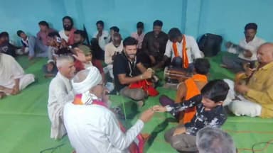 🕉️ माँ नर्मदा जी की पावन महाआरती में उमड़ रही श्रद्धालुओं की आस्था 🙏
गोटेगांव। माँ नर्मदा जी के पावन तट मुआर घाट पर प्रत्येक सोमवार को भव्य माँ नर्मदा महाआरती का आयोजन श्रद्धा और भक्ति के साथ किया जाता है। महाआरती में बड़ी संख्या में श्रद्धालु शामिल होकर माँ नर्मदा का पूजन-अर्चन करते हैं तथा क्षेत्र की सुख-समृद्धि, शांति और खुशहाली की कामना करते हैं। दीपों की जगमगाहट, मंत्रोच्चार और भक्ति संगीत से पूरा घाट आध्यात्मिक वातावरण से सराबोर हो उठता है।
🙏 "हर-हर नर्मदे... माँ नर्मदा की कृपा सभी पर बनी रहे।
मुआर घाट पर प्रत्येक सोमवार आयोजित होने वाली भव्य महाआरती में श्रद्धालुओं की उमड़ी आस्था।"
कैलाश गुप्ता
नई दुनिया मो 9329446506
#माँ_नर्मदा #मुआर_घाट #महाआरती #हर_हर_नर्मदे #Gotegaon #Narsinghpur #MadhyaPradesh #KailashGupta #नईदुनिया #कैलाश_गुप्ता