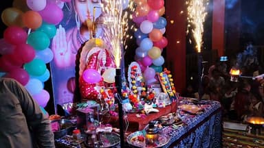 🕉️ माँ नर्मदा जी की पावन महाआरती में उमड़ रही श्रद्धालुओं की आस्था 🙏
गोटेगांव। माँ नर्मदा जी के पावन तट मुआर घाट पर प्रत्येक सोमवार को भव्य माँ नर्मदा महाआरती का आयोजन श्रद्धा और भक्ति के साथ किया जाता है। महाआरती में बड़ी संख्या में श्रद्धालु शामिल होकर माँ नर्मदा का पूजन-अर्चन करते हैं तथा क्षेत्र की सुख-समृद्धि, शांति और खुशहाली की कामना करते हैं। दीपों की जगमगाहट, मंत्रोच्चार और भक्ति संगीत से पूरा घाट आध्यात्मिक वातावरण से सराबोर हो उठता है।
🙏 "हर-हर नर्मदे... माँ नर्मदा की कृपा सभी पर बनी रहे।
मुआर घाट पर प्रत्येक सोमवार आयोजित होने वाली भव्य महाआरती में श्रद्धालुओं की उमड़ी आस्था।"
कैलाश गुप्ता
नई दुनिया मो 9329446506
#माँ_नर्मदा #मुआर_घाट #महाआरती #हर_हर_नर्मदे #Gotegaon #Narsinghpur #MadhyaPradesh #KailashGupta #नईदुनिया #कैलाश_गुप्ता