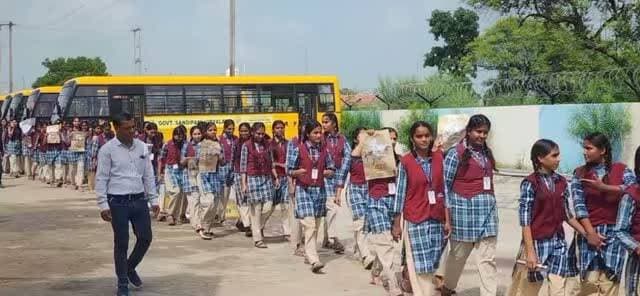 🚫नशे से दूरी है जरूरी 2.0🚫
नशामुक्ति जन जागरूकता अभियान
थाना जावर
‘‘नशे से दूरी है जरूरी 2.0’’नशामुक्ति जन जागरूकता अभियान अंतर्गत थाना जावर पुलिस द्वारा क्षेत्र के अंतर्गत संदीपनी स्कूल में कार्यक्रम का आयोजन कर व्याख्यान दिया गया, नशे के दुष्प्रभावों के संबंध में जानकारी देकर शपथ दिलाई गई, एवं नशा मुक्ति से सम्बंधित पम्पलेट वितरण किये गये,
#NasheSeDooriHaiZaroori2_0