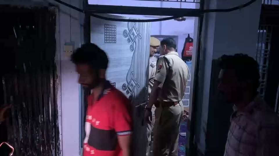 अपराध पर रोकथाम को लेकर पुलिस की रात्रि में प्रभावी गश्त।
बारां जिला मुख्यालय पर अपराधों पर लगाम कसने और आमजन में सुरक्षा का भरोसा बढ़ाने के लिए बारां पुलिस एक्शन मोड में नजर आई। अतिरिक्त पुलिस अधीक्षक सौरभ तिवारी देर रात खुद सड़कों पर उतरे और शहर के संवेदनशील इलाकों में पैदल गश्त कर सुरक्षा व्यवस्था का जायजा लिया।
#phqrajasthan #cmojaipur #baransp #BaranPolice #police #Crime