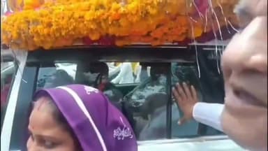 मीडिया के सवाल पर क्यों बिफरे विधानसभा अध्यक्ष
कैलारस शक्कर कारखाने के सवाल पर विधानसभा अध्यक्ष नरेंद्र सिंह तोमर बोले एक किसान ले आओ गन्ने का , अब बयान हो रहा वायरल कैलारस कस्बे में स्वागत के लिए रुके प्रदेश के प्रभारी मंत्री करन सिंह वर्मा और विधानसभा अध्यक्ष नरेंद्र सिंह तोमर से मीडिया ने कैलारस शक्कर कारखाने को चालू किए जाने को लेकर सवाल पूछा।
मीडिया का सवाल प्रभारी मंत्री से था, लेकिन जवाब विधानसभा अध्यक्ष नरेंद्र सिंह तोमर ने दिया। उन्होंने कहा, "एक किसान ले आओ जिसने गन्ने की खेती की हो।"
इस बयान के बाद स्थानीय स्तर पर चर्चा तेज हो गई। कुछ लोगों का दावा है कि सरकार और जनप्रतिनिधियों के आश्वासन के बाद इस वर्ष क्षेत्र के सैकड़ों किसानों ने गन्ने की खेती की है। उनका कहना है कि यदि आवश्यकता हो तो संबंधित विभाग से गन्ना खेती का रिकॉर्ड और रिपोर्ट मंगवाकर स्थिति स्पष्ट की जा सकती है।
फिलहाल इस मुद्दे पर सरकार या संबंधित विभाग की ओर से कोई अतिरिक्त आधिकारिक प्रतिक्रिया सामने नहीं आई है।
#morena #मुरैना #कैलारस #मध्यप्रदेश
