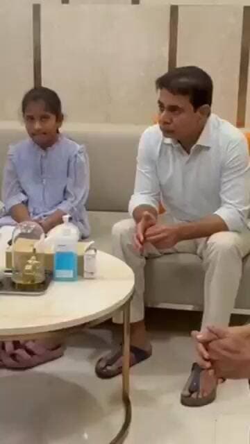 యశోద హాస్పిటల్లో పెద్ది సుదర్శన్ రెడ్డి కుటుంబ సభ్యులను పరామర్శించి ఓదార్చిన కేటీఆర్, సీతక్క, సంజయ్