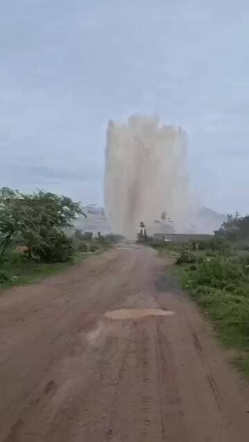 వేములవాడ అర్బన్ మండలం అగ్రహారం వద్ద మిషన్ భగీరథ తాగునీటి పైప్లైన్ పగిలి భారీగా ఎగిసిపడుతున్న నీళ్ళు