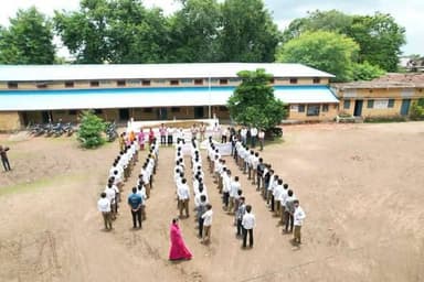 🔹सोहागपुर के ग्राम सेमरी हरचंद में गूंजा "नशे से दूरी है ज़रूरी 2.0" का संदेश
🔹मानव श्रृंखला, रैली और शपथ के साथ युवाओं ने लिया नशा मुक्ति का संकल्प
➡️मध्यप्रदेश शासन द्वारा चलाए जा रहे "नशे से दूरी है ज़रूरी 2.0" जनजागरूकता अभियान के तहत विकासखंड सोहागपुर के ग्राम सेमरी हरचंद में नशा मुक्ति जागरूकता कार्यक्रम का आयोजन किया गया।
कलेक्टर श्री सोमेश मिश्रा और पुलिस अधीक्षक श्री साईं कृष्णा के मार्गदर्शन तथा जिला खेल एवं युवा कल्याण अधिकारी के निर्देशन में आयोजित इस कार्यक्रम में विद्यार्थियों, युवाओं और ग्रामीणजनों ने बढ़-चढ़कर हिस्सा लिया।
कार्यक्रम की शुरुआत गांव में मानव श्रृंखला बनाकर की गई। इसके बाद जागरूकता रैली गांव के मुख्य मार्गों से निकाली गई। कार्यक्रम के दौरान थाना प्रभारी श्री विवेक यादव ने उपस्थित सभी लोगों को नशा मुक्ति की शपथ दिलाई। उन्होंने नशे के सेवन से होने वाले शारीरिक, मानसिक, सामाजिक और आर्थिक दुष्परिणामों की विस्तार से जानकारी दी।
#narmadapuram CM Madhya Pradesh Dr Mohan Yadav Jansampark Madhya Pradesh General Administration Department, MP