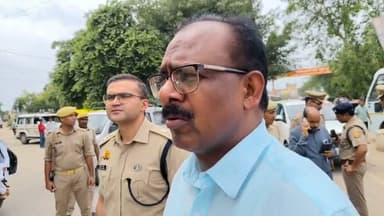 फिरोजाबाद: श्रावण मास और कावड़ यात्रा को लेकर DM ने लिया जायजा
_DM संतोष कुमार शर्मा ने की कावड़ यात्रा तैयारियों की समीक्षा_
गड्ढा मुक्त सड़क और सुरक्षा के दिए निर्देश
फिरोजाबाद। श्रावण मास प्रारंभ होने से पहले जिलाधिकारी संतोष कुमार शर्मा ने कावड़ यात्रा की तैयारियों का जायजा लिया।
DM ने बताया कि अधिकारियों के साथ कई बैठकें हो चुकी हैं। थाने स्तर पर भी तैयारियां पूरी की जा रही हैं। बीजेपी पदाधिकारियों से भी वार्ता की गई है।
प्रमुख निर्देश:
1. पूरा कावड़ रूट सीधी सड़क से गड्ढा मुक्त किया जाए
2. कावड़ियों के आवागमन में कोई गतिरोध न हो
3. रास्ते में पब्लिक फ्यूसिलिटी की पूरी व्यवस्था की जाए
4. यातायात में कोई अवरोध न हो, इसके लिए कई सेंटरों पर ड्यूटी लगाई गई है
DM ने अधिकारियों को निर्देश दिए कि कावड़ियों की सुविधा और सुरक्षा सर्वोच्च प्राथमिकता है।
#Firozabad #DMFirozabad #SantoshKumarSharma #KawadYatra #Sawan2026 #UPNews
---
