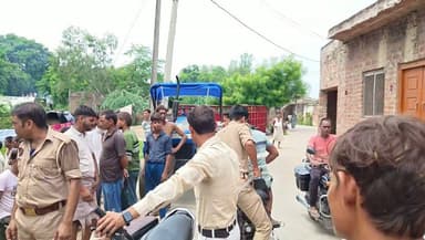 बेनीगंज में जमीन पर कब्जे को लेकर विवाद, जेसीबी चालक घायल, फायरिंग के आरोप से पुलिस का इनकार
.
#हरदोई: बेनीगंज कोतवाली क्षेत्र के ग्राम पट्टी नयागांव में मंगलवार को भूमि पर कब्जे को लेकर दो पक्ष आमने-सामने आ गए। विवाद इतना बढ़ गया कि मौके पर जमकर हंगामा हुआ, जिसमें जेसीबी चालक घायल हो गया। वहीं एक पक्ष ने कई राउंड फायरिंग किए जाने का आरोप लगाया है, जबकि पुलिस ने गोली चलने की घटना से साफ इनकार किया है।
पट्टी नयागांव निवासी कपिल अवस्थी व अवनीश अवस्थी पुत्रगण इंद्रसेन अवस्थी ने बताया कि ग्राम नयागांव स्थित एक भूमि वर्ष 2014 से उनके परिवार के कब्जे में है। उनके अनुसार उक्त भूमि का बैनामा उनकी पारिवारिक सदस्य कुसुमा देवी के नाम नयागांव निवासी रामसेवक से कराया गया था। उनका कहना है कि उसी भूमि पर विपक्षी पक्ष द्वारा दीवार का निर्माण कराया जा रहा था, जिसका उन्होंने विरोध किया।
इंद्रसेन अवस्थी के अनुसार भूमि की साफ-सफाई कराने के उद्देश्य से उन्होंने मौके पर जेसीबी मशीन बुलाई थी। आरोप है कि जैसे ही जेसीबी कार्य शुरू करने पहुंची, तभी विपक्षी पक्ष के लोगों ने ईंट-पत्थर चलाना शुरू कर दिया। इस दौरान मिश्रिख थाना क्षेत्र के भिठौली गांव निवासी जेसीबी चालक शरद कुमार गंभीर रूप से घायल हो गए। सूचना मिलने पर पहुंची पुलिस ने घायल चालक को उपचार के लिए नजदीकी सामुदायिक स्वास्थ्य केंद्र भेजा।
घटना को लेकर इंद्रसेन अवस्थी ने आरोप लगाया कि विवाद के दौरान विपक्षी पक्ष ने कई राउंड फायरिंग भी की, जिससे मौके पर अफरा-तफरी मच गई। हालांकि बेनीगंज पुलिस ने फायरिंग की घटना से इनकार करते हुए कहा कि मौके पर गोली चलने की पुष्टि नहीं हुई है। जहां विपक्षियों की माने तो उनके अनुसार जहां पर वह दीवार खड़ी कर रहे थे वह उनके स्वयं की भूमि है जिसका किसी से किसी प्रकार का कोई वास्ता नहीं है।
प्रत्यक्षदर्शियों के अनुसार सूचना मिलते ही प्रताप नगर पुलिस चौकी प्रभारी दीपक कुमार पुलिस बल के साथ मौके पर पहुंचे और स्थिति को नियंत्रित किया। पुलिस ने तत्काल कार्रवाई करते हुए दो लोगों को मौके से हिरासत में ले लिया, जिससे तनावपूर्ण माहौल पर काबू पाया जा सका।
घटना के बाद गांव में कुछ समय तक तनाव की स्थिति बनी रही। पुलिस पूरे मामले की जांच कर रही है तथा दोनों पक्षों के दावों और उपलब्ध साक्ष्यों के आधार पर आगे की विधिक कार्रवाई किए जाने की बात कही है। पुलिस का कहना है कि जांच पूरी होने के बाद तथ्य सामने आने पर नियमानुसार कार्रवाई की जाएगी।
#रिपोर्ट: पुनीत मिश्रा/बेनीगंज
094512 76006