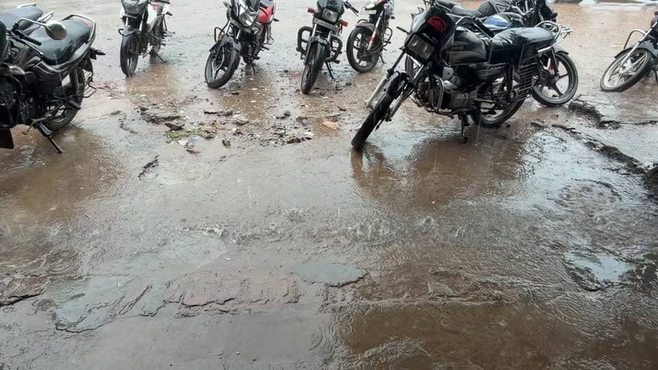 🌧️ पलवल में झमाझम बारिश! सिहोल, मीसा, चांदहट समेत कई इलाकों में बरसे मेघ, LIVE में बताएं आपके यहां कैसा मौसम है?
.
.
.
.
.
🚨 पलवल में झमाझम बारिश, गर्मी से मिली बड़ी राहत! 🌧️⛈️
पलवल जिले में जोरदार बारिश का दौर जारी है। बारिश होने से लोगों को उमस और भीषण गर्मी से काफी राहत मिली है।
📍 फिलहाल इन क्षेत्रों से बारिश की खबर:
✅ सिहोल
✅ पलवल शहर
✅ मीसा
✅ चांदहट
आपके क्षेत्र में मौसम कैसा है?
क्या आपके यहां भी बारिश हो रही है? ☔
💬 अपनी लोकेशन और मौसम की जानकारी हमारी LIVE वीडियो के कमेंट में जरूर बताएं। #Livevideo #Palwal #Chandhat #News #Lovalnews