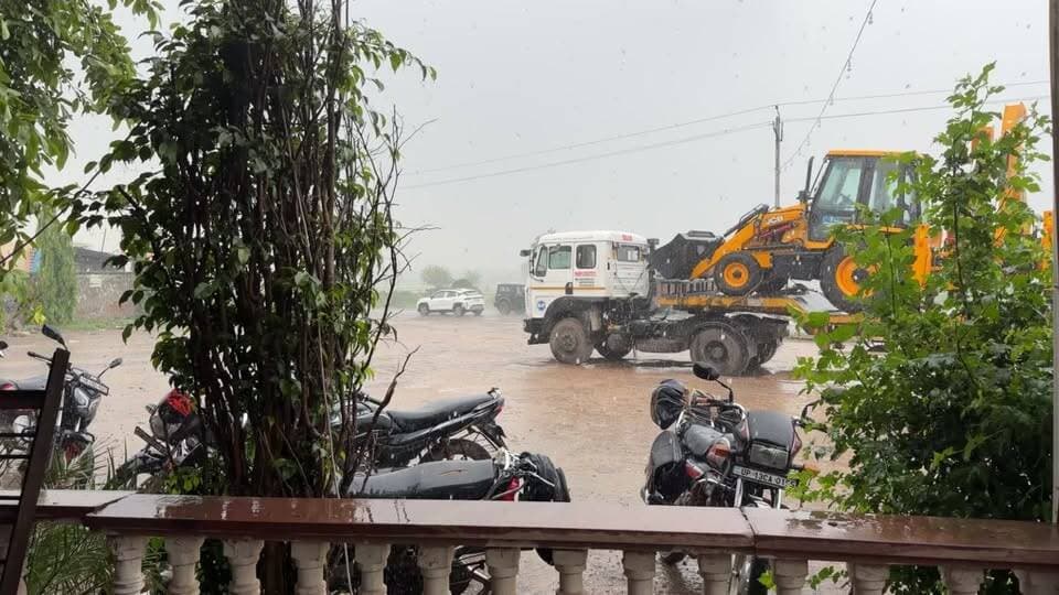 🌧️ पलवल में झमाझम बारिश! सिहोल, मीसा, चांदहट समेत कई इलाकों में बरसे मेघ, LIVE में बताएं आपके यहां कैसा मौसम है?
.
.
.
.
.
🚨 पलवल में झमाझम बारिश, गर्मी से मिली बड़ी राहत! 🌧️⛈️
पलवल जिले में जोरदार बारिश का दौर जारी है। बारिश होने से लोगों को उमस और भीषण गर्मी से काफी राहत मिली है।
📍 फिलहाल इन क्षेत्रों से बारिश की खबर:
✅ सिहोल
✅ पलवल शहर
✅ मीसा
✅ चांदहट
आपके क्षेत्र में मौसम कैसा है?
क्या आपके यहां भी बारिश हो रही है? ☔
💬 अपनी लोकेशन और मौसम की जानकारी हमारी LIVE वीडियो के कमेंट में जरूर बताएं। #Livevideo #Palwal #Chandhat #News #Lovalnews