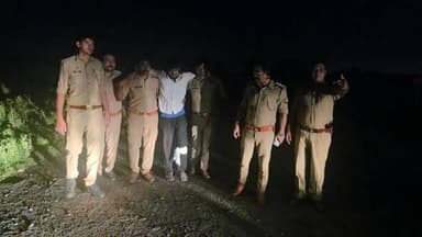 दनकौर पुलिस और बदमाश के बीच मुठभेड़
थाना दनकौर पुलिस की चेकिंग के दौरान सेक्टर-18 पार्क के पास संदिग्धों से मुठभेड़ हो गई। पुलिस कार्रवाई में एक बदमाश पैर में गोली लगने से घायल हुआ, जिसकी पहचान मेहताब पुत्र मेहरबान निवासी ग्राम दौला रजपुरा, थाना दनकौर के रूप में हुई।
घायल बदमाश के कब्जे से अवैध तमंचा .315 बोर, कारतूस, चोरी की मोटरसाइकिल, इंजेक्शन, सिरिंज, चापड़, छुरी, रस्से व कट्टे बरामद किए गए। इसके अन्य साथी अंधेरे का फायदा उठाकर फरार हो गए, जिनकी तलाश जारी है।
पुलिस पूछताछ में सामने आया कि आरोपी गौकशी के मामले में भी वांछित था। घायल अभियुक्त को उपचार के लिए अस्पताल भेजा गया है। पुलिस उसके अन्य आपराधिक इतिहास की जांच कर रही है।