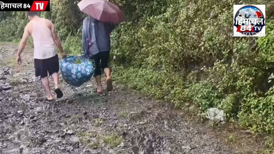 पीजीआई से लौटते समय काल का कहर: बनीखेत में खाई में गिरी कार, भरमौर के एक ही परिवार के 5 लोगों की मौत
बाप, बेटा, बहू, मासूम पोता और भतीजी की दर्दनाक मौत; सुबह करीब 5 बजे लाहड़ के पास हुआ हादसा
#Chamba #Banikhet #RoadAccident #Bharmour #HimachalPradesh #BreakingNews #Himachal84TV #CarAccident #RIP #HimachalNews