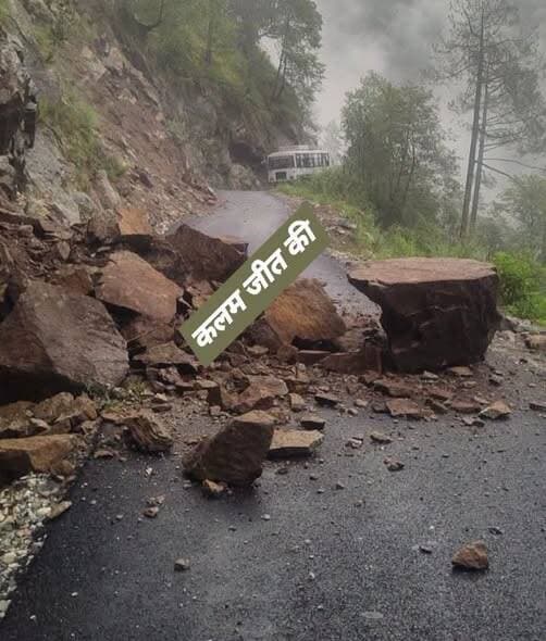 फांचा सड़क भारी चट्टानों के गिरने से यातायात के लिए बंद