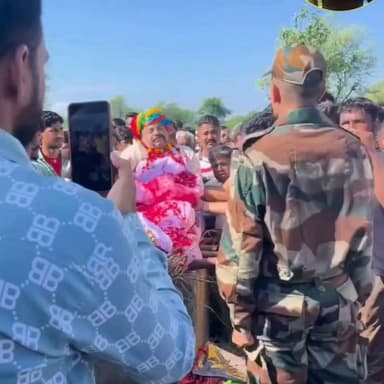 पिता का सपना पूरा हुआ, लेकिन उसे देखने से पहले ही दुनिया छोड़ गए
अग्निवीर बेटे ने वर्दी पहनकर पिता को दी अंतिम सलामी, भावुक कर देने वाली कहानी
अजमेर में नम हुईं आंखें, अंतिम विदाई में बेटे की वर्दी बनी पिता के सपने की पहचान
✒️ रिपोर्ट समाचार संपादक रविंद्र नाथ द्विवेदी
अजमेर (राजस्थान) जिले से एक भावुक कर देने वाली घटना सामने आई है। भवानीखेड़ा नरवर गांव निवासी कृपाल सिंह रावत का सपना था कि उनका बेटा सेना की वर्दी पहनकर देश की सेवा करे। बेटे सन्नी सिंह रावत ने मेहनत कर अग्निवीर योजना के तहत चयन हासिल किया, लेकिन दुर्भाग्यवश पिता अपने बेटे को वर्दी में देखने से पहले ही इस दुनिया को अलविदा कह गए। पिता के निधन की सूचना मिलते ही बेटा प्रशिक्षण से छुट्टी लेकर गांव पहुंचा और सेना की वर्दी में उन्हें अंतिम सलामी देकर विदाई दी।
अजमेर। कई बार जिंदगी ऐसे पल सामने लाती है जो शब्दों से कहीं अधिक भावनाओं को बयां कर देते हैं। राजस्थान के अजमेर जिले के भवानीखेड़ा नरवर गांव में ऐसा ही एक मार्मिक दृश्य देखने को मिला, जिसने हर किसी की आंखें नम कर दीं।
जानकारी के अनुसार, गांव निवासी कृपाल सिंह रावत का सपना था कि उनका बेटा सन्नी सिंह रावत भारतीय सेना की वर्दी पहनकर देश की सेवा करे। बेटे ने पिता के सपने को अपना लक्ष्य बनाया और कड़ी मेहनत के बाद अग्निवीर के रूप में चयनित होकर प्रशिक्षण के लिए रवाना हो गया।
इसी दौरान परिवार पर दुखों का पहाड़ टूट पड़ा। हाई शुगर और हार्ट फेल होने के कारण कृपाल सिंह रावत का निधन हो गया। जैसे ही बेटे सन्नी को यह दुखद समाचार मिला, वह प्रशिक्षण से अवकाश लेकर अपने गांव पहुंचा।
गांव में अंतिम संस्कार के दौरान सन्नी सेना की वर्दी पहनकर अपने पिता की पार्थिव देह के सामने खड़ा हुआ और उन्हें अंतिम सलामी दी। जिस वर्दी में बेटे को देखने का सपना पिता ने वर्षों तक संजोया था, उसी वर्दी में बेटे ने उन्हें अंतिम विदाई दी। यह भावुक क्षण वहां मौजूद हर व्यक्ति की आंखें नम कर गया।
ग्रामीणों ने कहा कि भले ही पिता अपने बेटे को जीवित अवस्था में वर्दी पहने नहीं देख सके, लेकिन बेटे ने उनके सपने का सम्मान करते हुए उन्हें पूरे सैन्य सम्मान और गर्व के साथ अंतिम विदाई दी।
यह घटना केवल एक परिवार की व्यक्तिगत पीड़ा नहीं, बल्कि माता-पिता के सपनों, बच्चों के समर्पण और देशसेवा के प्रति सम्मान का भावुक प्रतीक भी है। सन्नी सिंह रावत की यह अंतिम सलामी उन सभी परिवारों को समर्पित प्रतीत होती है, जो अपने बच्चों को राष्ट्रसेवा के लिए प्रेरित करते हैं।
🟥 ND NEWS | दैनिक निष्पक्ष धारा की अपील
एनडी न्यूज़ | दैनिक निष्पक्ष धारा सभी युवाओं से अपील करता है कि वे अपने माता-पिता के सपनों और संस्कारों का सम्मान करें तथा देश सेवा, अनुशासन और कर्तव्यनिष्ठा को जीवन का उद्देश्य बनाएं। माता-पिता का सम्मान ही सबसे बड़ा कर्तव्य है और उनका आशीर्वाद जीवन की सबसे बड़ी पूंजी है।
जनहित में संदेश
माता-पिता के सपनों और त्याग का सम्मान करें।
देश सेवा करने वाले जवानों और उनके परिवारों का सम्मान करें।
परिवार के साथ समय बिताएं और उनका ध्यान रखें।
युवाओं को राष्ट्र निर्माण और अनुशासन के लिए प्रेरित करें।
सैनिक परिवारों के प्रति सम्मान और संवेदना बनाए रखें।
👇👇👇
#NDNews #दैनिकनिष्पक्षधारा #Agniveer #IndianArmy #Ajmer #Rajasthan #SunnySinghRawat #EmotionalStory #ProudSon #FinalSalute #ArmyLife #NationFirst #Tribute #ParentsDream #Respect #Inspiration #BreakingNews #HindiNews #JaiHind #IndianSoldier
👇👇
@adgpi
@DefenceMinIndia
@HQ_IDS_India
@PMOIndia
@mygovindia
@SpokespersonMoD
@rajasthanpolice
@RajGovOfficial
@CMORajasthan
👇👇
🟥 ND NEWS | दैनिक निष्पक्ष धारा
मुख्य संपादक / संस्थापक: राजन सिंह हाड़ा
सह-संपादक: शालिनी सिंह भदौरिया
✒️ रिपोर्ट: सहयोगी शिवा गुप्ता के साथ जिला ब्यूरो अजय श्रीवास्तव
📍 कार्यालय-3: U158, हीरा स्वीट्स के पास, विकास मार्ग, लक्ष्मी नगर, पूर्वी दिल्ली, पिन कोड – 110092 (NCR)
📍 कार्यालय-2: विधानसभा रोड, बर्लिंगटन चौराहा, लखनऊ – 226001 (UP)
📍 कार्यालय-1: 1/1 अटल बिहारी चौराहा, नियर बर्मा चौराहा, फतेहपुर – 212601 (UP)
📅 दिनांक: 28 जुलाई 2026
📆 दिन: मंगलवार
📧 Email: ndnewschannel@gmail.com
📞 मोबाइल: 9696119696