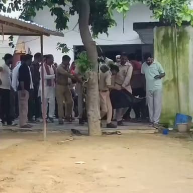 शक ने उजाड़ा पूरा परिवार, मैनपुरी में पत्नी की हत्या से सनसनी
फौजी पति पर फावड़े से पत्नी की हत्या का आरोप, पुलिस ने शुरू की जांच
घरेलू विवाद ने लिया खौफनाक मोड़, रिश्तों में बढ़ते अविश्वास पर उठे गंभीर सवाल
✒️रिपोर्ट नागेंद्र पांडये
मैनपुरी (उत्तर प्रदेश) जिले से एक बेहद संवेदनशील और दिल दहला देने वाला मामला सामने आया है। प्रारंभिक जानकारी के अनुसार, एक फौजी पति पर अपनी पत्नी की हत्या करने का आरोप है। बताया जा रहा है कि पति को पत्नी पर शक था और इसी को लेकर हुए विवाद के बाद उसने कथित तौर पर फावड़े से हमला कर उसकी हत्या कर दी। पुलिस ने मामले की जांच शुरू कर दी है। घटना से जुड़े सभी तथ्यों की पुष्टि जांच और आधिकारिक बयान के बाद ही हो सकेगी।
मैनपुरी। उत्तर प्रदेश के मैनपुरी जिले में रिश्तों के बीच पनपा अविश्वास एक दर्दनाक घटना में बदल गया। प्रारंभिक जानकारी के अनुसार, एक फौजी पति पर अपनी पत्नी की फावड़े से हमला कर हत्या करने का आरोप लगा है। घटना के बाद पूरे क्षेत्र में सनसनी फैल गई और पुलिस मौके पर पहुंचकर जांच में जुट गई।
बताया जा रहा है कि आरोपी पति को अपनी पत्नी पर लंबे समय से शक था। आरोप है कि इसी शक और पारिवारिक विवाद के चलते सोमवार सुबह उसने कथित रूप से फावड़े से हमला कर पत्नी की हत्या कर दी। घटना की सूचना मिलते ही स्थानीय पुलिस मौके पर पहुंची और शव को कब्जे में लेकर पोस्टमार्टम के लिए भेज दिया।
पुलिस अधिकारियों के अनुसार, घटनास्थल से साक्ष्य जुटाए जा रहे हैं तथा परिजनों और स्थानीय लोगों से पूछताछ की जा रही है। मामले के सभी पहलुओं की गहन जांच की जा रही है। अभी तक हत्या के कारणों की आधिकारिक पुष्टि नहीं की गई है और जांच रिपोर्ट के आधार पर आगे की कार्रवाई की जाएगी।
हाल के वर्षों में घरेलू हिंसा, वैवाहिक तनाव और रिश्तों में अविश्वास से जुड़े मामलों में बढ़ोतरी समाज के लिए गंभीर चिंता का विषय बनी हुई है। विशेषज्ञों का मानना है कि किसी भी प्रकार के वैवाहिक मतभेद का समाधान हिंसा नहीं, बल्कि संवाद, परिवार के सहयोग और कानूनी प्रक्रिया के माध्यम से किया जाना चाहिए।
यह घटना एक बार फिर यह सोचने पर मजबूर करती है कि अविश्वास, गुस्सा और संवादहीनता किस प्रकार पूरे परिवार को बर्बाद कर सकती है। मामले की वास्तविक परिस्थितियां पुलिस जांच और न्यायिक प्रक्रिया पूरी होने के बाद ही स्पष्ट होंगी। ऐसे मामलों में अफवाहों से बचना और केवल आधिकारिक जानकारी पर भरोसा करना आवश्यक है।
🟥 ND NEWS | दैनिक निष्पक्ष धारा की अपील
एनडी न्यूज़ | दैनिक निष्पक्ष धारा सभी नागरिकों से अपील करता है कि किसी भी पारिवारिक या वैवाहिक विवाद का समाधान हिंसा के बजाय बातचीत, पारिवारिक परामर्श और कानूनी प्रक्रिया के माध्यम से करें। यदि किसी परिवार में घरेलू हिंसा या जान का खतरा महसूस हो, तो तत्काल पुलिस और संबंधित सहायता सेवाओं से संपर्क करें। प्रशासन से अपेक्षा है कि मामले की निष्पक्ष, पारदर्शी और समयबद्ध जांच कर दोषियों के विरुद्ध कठोर कानूनी कार्रवाई सुनिश्चित की जाए।
जनहित में सुझाव
घरेलू हिंसा या धमकी को कभी नजरअंदाज न करें।
पारिवारिक विवाद होने पर कानूनी सलाह और परामर्श लें।
मानसिक तनाव की स्थिति में विशेषज्ञों की सहायता लें।
महिलाओं की सुरक्षा से जुड़े मामलों की तत्काल सूचना पुलिस को दें।
सोशल मीडिया पर अपुष्ट या भ्रामक जानकारी साझा करने से बचें।
👇👇👇
#NDNews #दैनिकनिष्पक्षधारा #Mainpuri #UPNews #BreakingNews #CrimeNews #DomesticViolence #WomenSafety #FamilyDispute #PoliceInvestigation #Justice #UPPolice #LawAndOrder #HindiNews #StopDomesticViolence #SocialAwareness #LatestNews #CrimeUpdate #WomenRights #MainpuriPolice
👇👇👇
@PMOIndia
@mygovindia
@CMOfficeUP
@myogiadityanath
@UPGovt
@Uppolice
@dgpup
@InfoDeptUP
@UPWomenPower
@mainpuripolice
👇👇👇
🟥 ND NEWS | दैनिक निष्पक्ष धारा
मुख्य संपादक / संस्थापक: राजन सिंह हाड़ा
सह-संपादक: शालिनी सिंह भदौरिया
✒️ रिपोर्ट: सहयोगी शिवा गुप्ता के साथ जिला ब्यूरो अजय श्रीवास्तव
📍 कार्यालय-3: U158, हीरा स्वीट्स के पास, विकास मार्ग, लक्ष्मी नगर, पूर्वी दिल्ली, पिन कोड – 110092 (NCR)
📍 कार्यालय-2: विधानसभा रोड, बर्लिंगटन चौराहा, लखनऊ 226001 (UP)
📍 कार्यालय-1: 1/1 अटल बिहारी चौराहा, नियर बर्मा चौराहा, फतेहपुर 212601 (UP)
📅 दिनांक: 28 जुलाई 2026
📆 दिन: मंगलवार
📧 Email: ndnewschannel@gmail.com
📞 मोबाइल: 9696119696