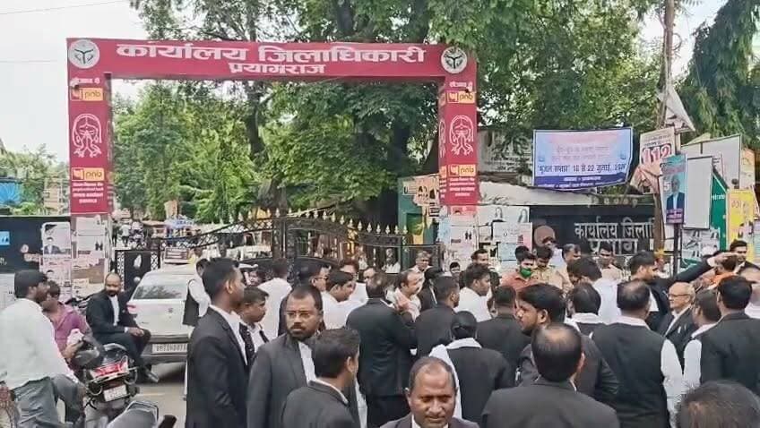 प्रयागराज पुलिस से नाराजगी के बाद अधिवक्ताओं ने जिला अधिकारी कार्यालय के बाहर गेट पर लगाया ताला थाना प्रभारी को सस्पेंड करने के लिए की मांग।
#prayagrajnews #DMPrayagraj