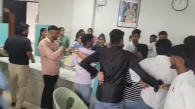 भैंसोदामंडी के निजी कॉलेज में 3 साल से परीक्षा नहीं होने पर छात्रों का विरोध। कॉलेज के बाहर बड़ी संख्या में छात्र एकत्र। #भैंसोदामंडी #साईंनाथकॉलेज #छात्र_प्रदर्शन #शिक्षा #मध्यप्रदेश यशस्वीदुनिया