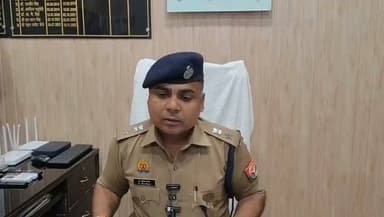 #जनपद गाजीपुर में आईएस-191 (मुख्तार अंसारी गिरोह) के सदस्यों / सहयोगियों एवं तत्कालीन शस्त्र लिपिकों/अधिकारियों के विरुद्ध शस्त्र लाइसेन्सों के सापेक्ष निर्गत शस्त्रों के दुरूपयोग के संबंध में अभियोग पंजीकृत
पुलिस उपमहानिरीक्षक, वाराणसी परिक्षेत्र, वाराणसी महोदय के आदेश के क्रम में संगठित/पेशेवर अपराधियों, माफियाओं के विरूद्ध कार्यवाही के अनुपालन में कुख्यात माफिया मुख्तार अंसारी(वर्तमान में मृत) एवं उसके परिजनों को निर्गत शस्त्रों की वर्तमान स्थिति, गैंग(आई0एस0 191) के सदस्यो एवं सहयोगियों को निर्गत कुल 51 शस्त्र लाइसेन्सों पर क्रय विक्रय किये गए 145 विभिन्न शस्त्रों के भौतिक सत्यापन एवं जाँच हेतु अपर पुलिस अधीक्षक नगर एवं ग्रामीण के नेतृत्व में क्षेत्राधिकारियों एवं थाना प्रभारियों की अलग-अलग टीमों का गठन कर सत्यापन एवं जाँच की कार्यवाही करायी जा रही है । जाँच/ भौतिक सत्यापन के क्रम में क्रय विक्रय किये गये कुछ शस्त्रों की वर्तमान स्थिति ज्ञात नहीं हो सकी है एवं क्रय विक्रय में अनियमितता के तथ्य प्रकाश में आये हैं । उक्त शस्त्रों से संबंधित पत्रावली तत्समय जिला मजिस्ट्रेट गाजीपुर कार्यालय के सम्बन्धित शस्त्र लिपिक को अपने आपराधिक कृत्यों से प्रभाव में लेकर उनके साथ मिलीभगत व आपराधिक षड़यंत्र कर शस्त्र लाइसेंस से सम्बन्धित मूल पत्रावली व क्रय-विक्रय पत्रावली को जिला मजिस्ट्रेट कार्यालय से गायब कराकर आपराधिक न्यास भंग किया गया है ताकि उक्त शस्त्रों का प्रयोग आई.एस. 191 गैंग के सदस्यों द्वारा स्वच्छंदतापूर्वक अपराध कारित करने में किया जा सके । जिसके सम्बंध में अभियोग पंजीकरण की कार्यवाही कराई जा रही है ।
*कृत कार्यवाही का विवरण –* जांच/सत्यापन के क्रम में अफजाल अंसारी को शस्त्र लाइसेंस संख्या 1188/पी 11 सम्बंधित शस्त्र लाइसेन्स पत्रावली व क्रय विक्रय सम्बंधी पत्रावली शस्त्र लाइसेन्सी द्वारा सम्बंधित शस्त्र लिपिकों के साथ मिलीभगत व षडयंत्र करते हुए अभिलेखागार से गायब करा दिये जाने के तथ्य प्रकाश मे आने एवं उक्त लाइसेन्स पर दशकों पहले अरूणाचल प्रदेश राज्य के अलोंग जिले में शस्त्रों एन.पी.बी. राइफल संख्या पर निर्गत रायफल शस्त्र संख्या 44667 का क्रय विक्रय होना पाया गया है । जिसकी अपेक्षित पत्रावली व उक्त शस्त्रों की वर्तमान स्थिति ज्ञात नहीं होने के कारण भौतिक सत्यापन नहीं हो पा रहा है । जिसके सम्बंध में शस्त्र लाइसेन्सी धारक अफजाल अंसारी पुत्र स्वर्गीय सुबहानुल्लाह अंसारी, निवासी यूसुफपुर थाना मोहम्मदाबाद, जनपद गाजीपुर एवं सम्बन्धित शस्त्र लिपिक शस्त्र लिपिक गौरीशंकर लाल एवं शस्त्र लिपिक द्वितीय सुग्रीव तिवारी के विरूद्ध मु0अ0सं0 554/26 धारा 409, 120 बी, 419 भादवि तथा 21/25/30 आर्म्स एक्ट का अभियोग पंजीकृत किया कर अग्रिम आवश्यक विधिक कार्यवाही की जा रही है ।
*पंजीकृत अभियोग का विवरण –*
1. मु0अ0सं0 554/26 धारा 409, 120 बी, 419 भादवि तथा 21/25/30 आर्म्स एक्ट थाना कोतवाली पर बनाम अफजाल अंसारी एवं शस्त्र लिपिक गौरीशंकर लाल एवं शस्त्र लिपिक द्वितीय सुग्रीव तिवारी के विरुद्ध पंजीकृत किया गया ।
शेष शस्त्रों एवं शस्त्र लाइसेन्सों के जाँच/सत्यापन की कार्यवाही प्रचलित है । जांच में अनियमितता के प्राप्त तथ्यों के क्रम में शेष प्रकरणों में भी अग्रेतर विधिक कार्यवाही कराई जाएगी